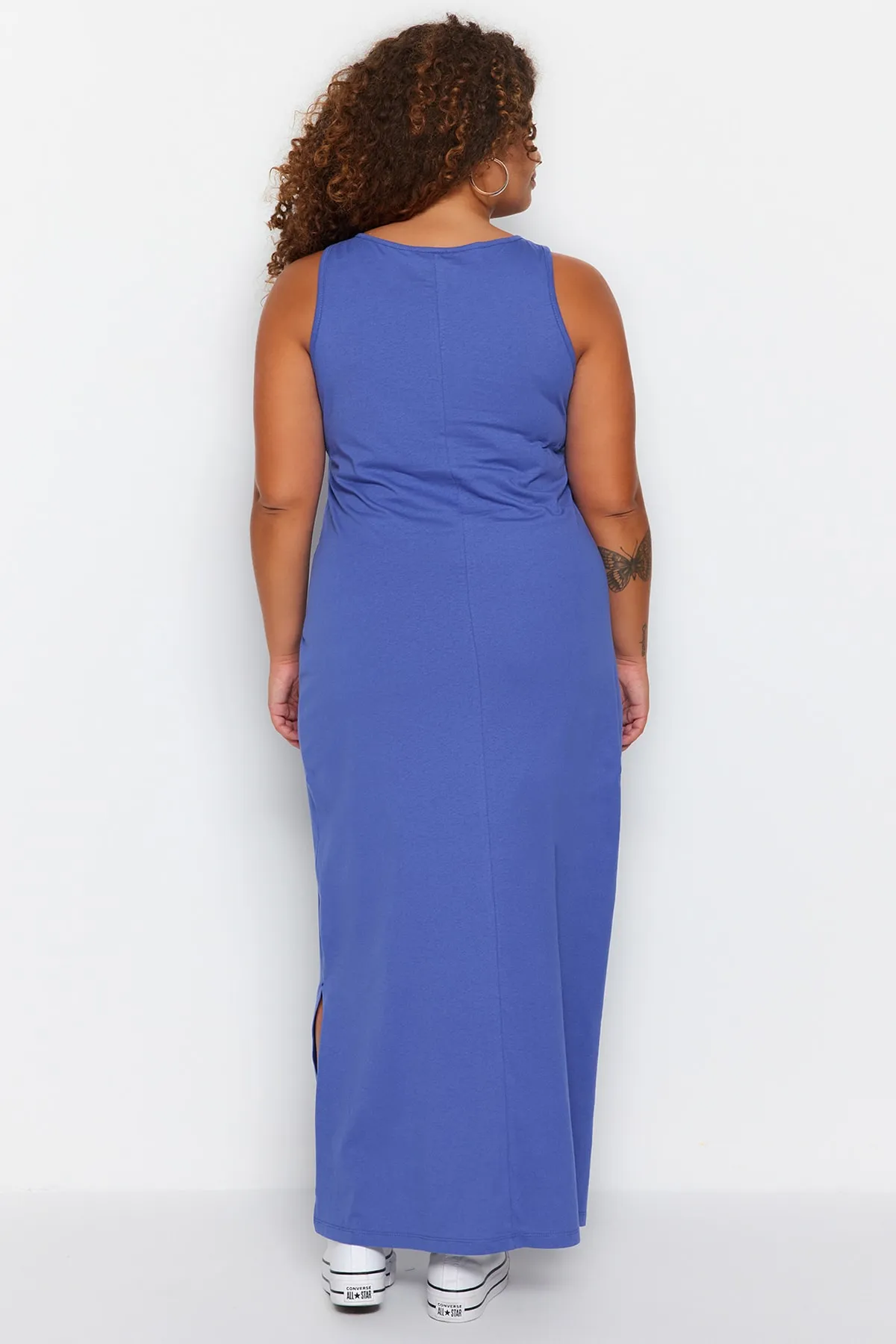 Trendyol Curve  Gerade geschnittenes Saks-Strickkleid mit Schlitz TBBSS22AH0162