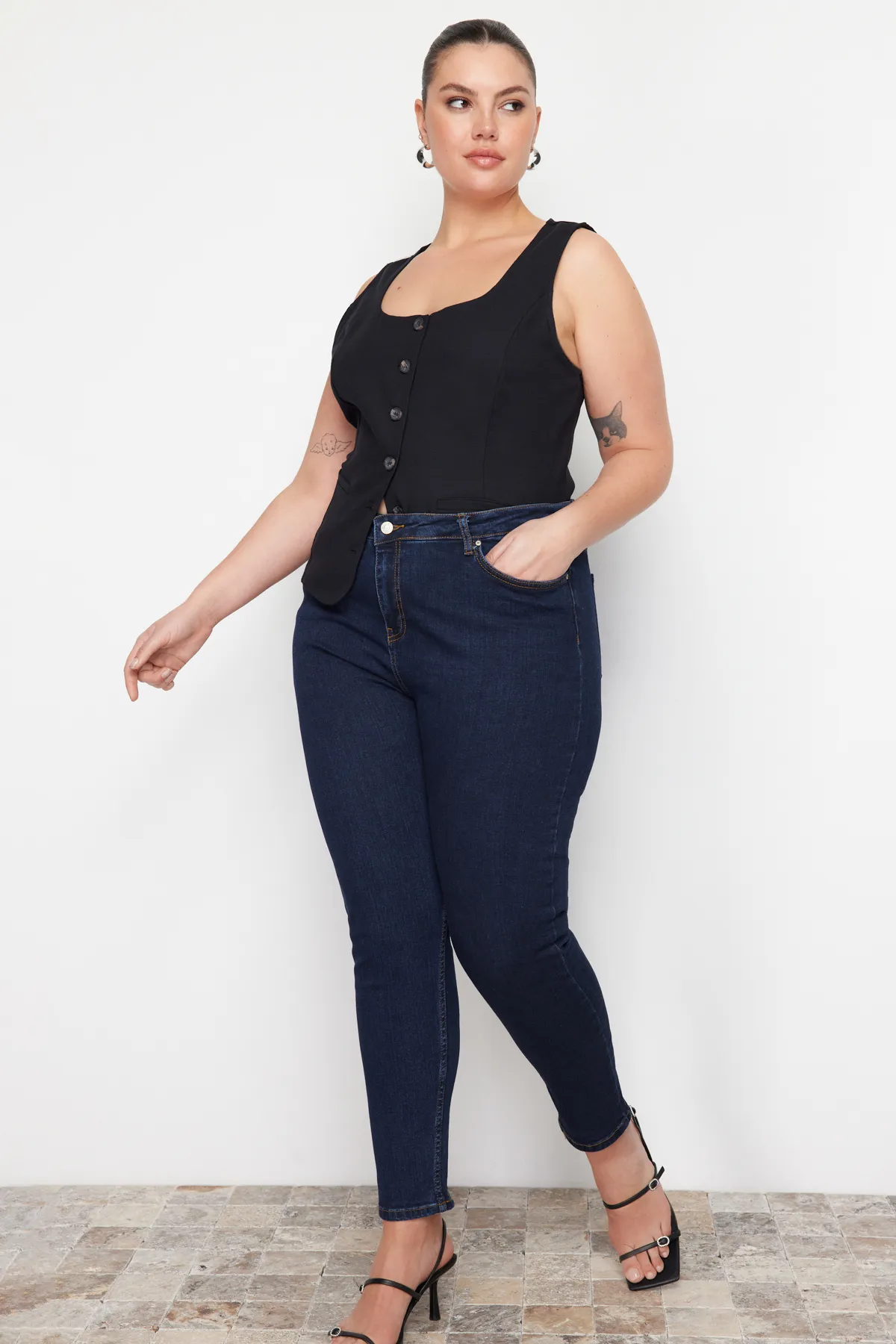 Trendyol Curve  Dunkelblaue, dehnbare Skinny-Jeans mit hoher Taille TBBSS22JE0075
