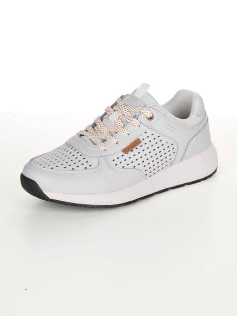 Sneaker mit sommerlicher Perforation