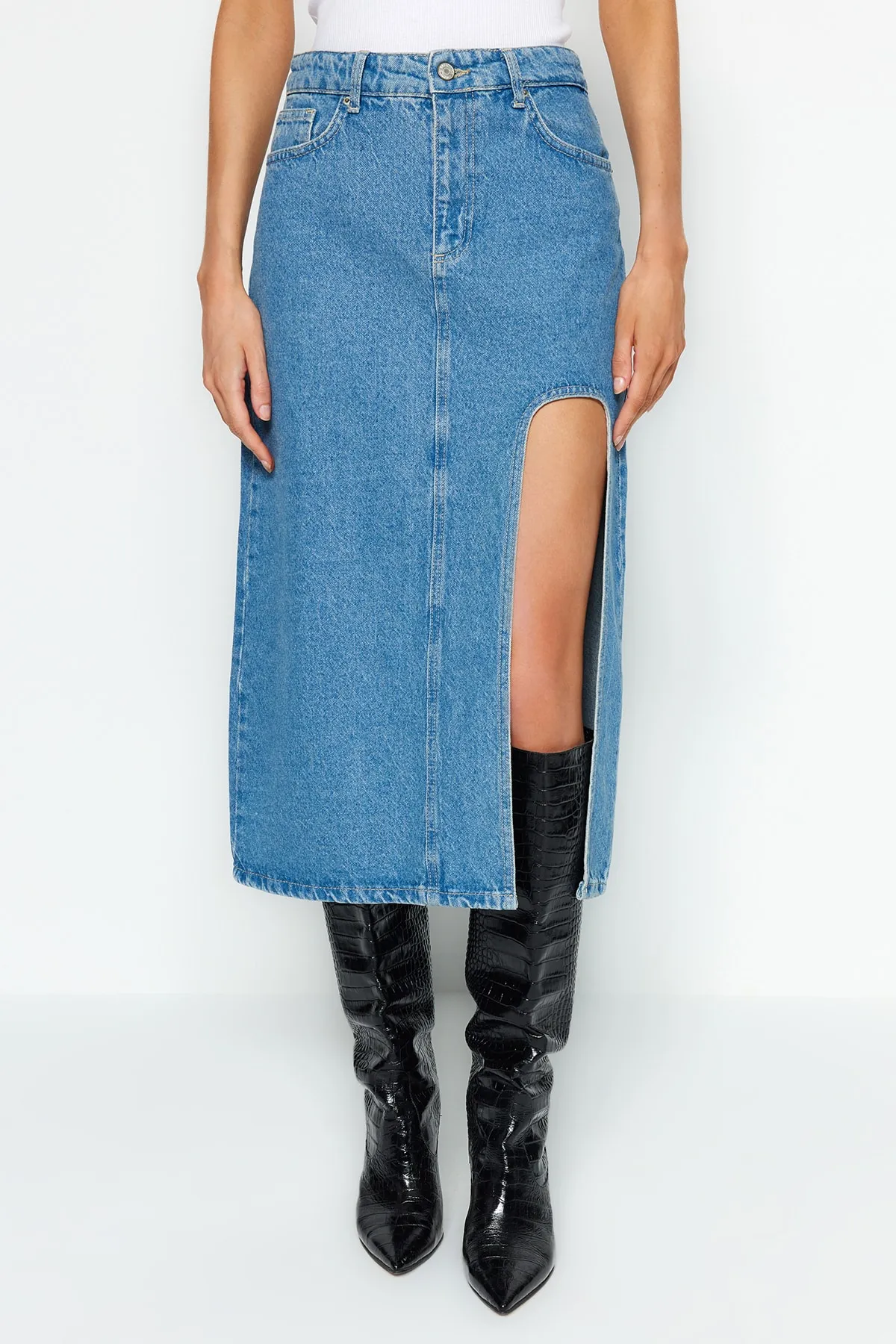 Trendyol Collection  Blauer geschlitzter Midi-Jeansrock TWOAW24ET00086