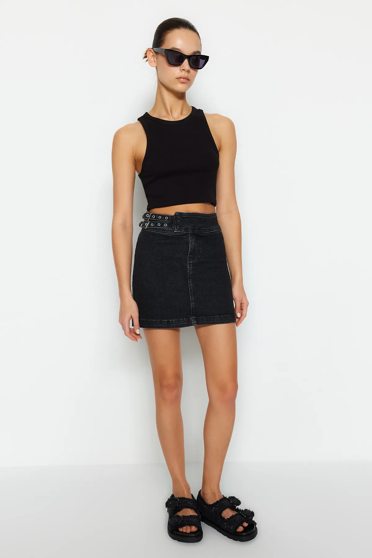 Trendyol Collection  Schwarzer Mini-Jeansrock mit normaler Taille und detailliertem Accessoire TWOSS24ET00013