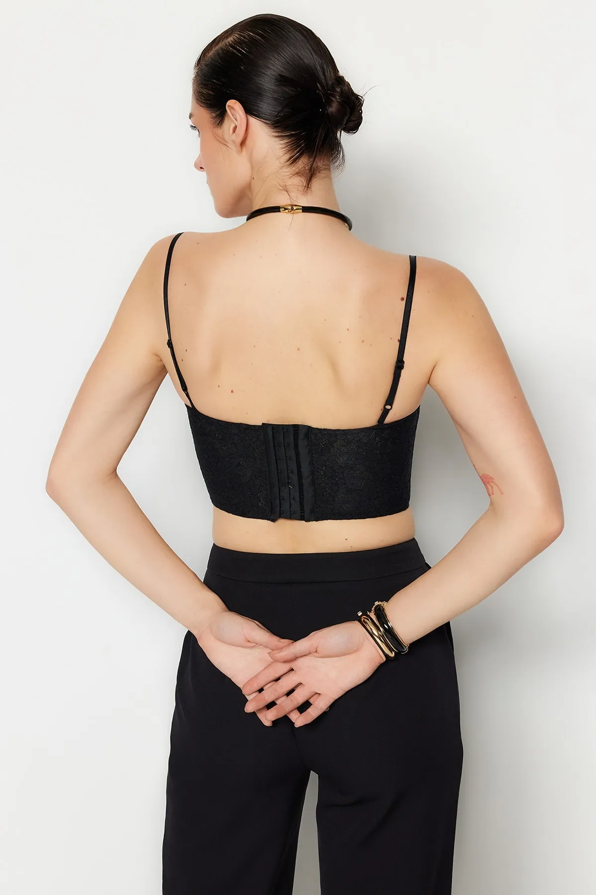 Trendyol Collection  Schwarzes, bauchfreies, gefüttertes Korsett mit detailliertem Spitzen-Bustier TPRAW23BS00062