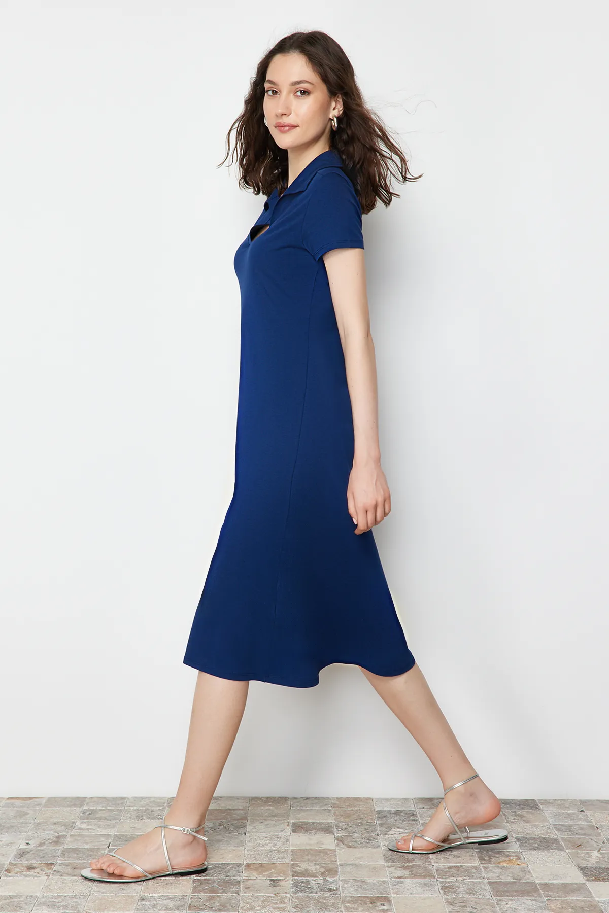 Trendyol Collection  Marineblaues Skater-/Taillen-Strick-Midikleid aus Baumwolle mit Rollkragen und offenem Rollkragen TWOSS24EL00480