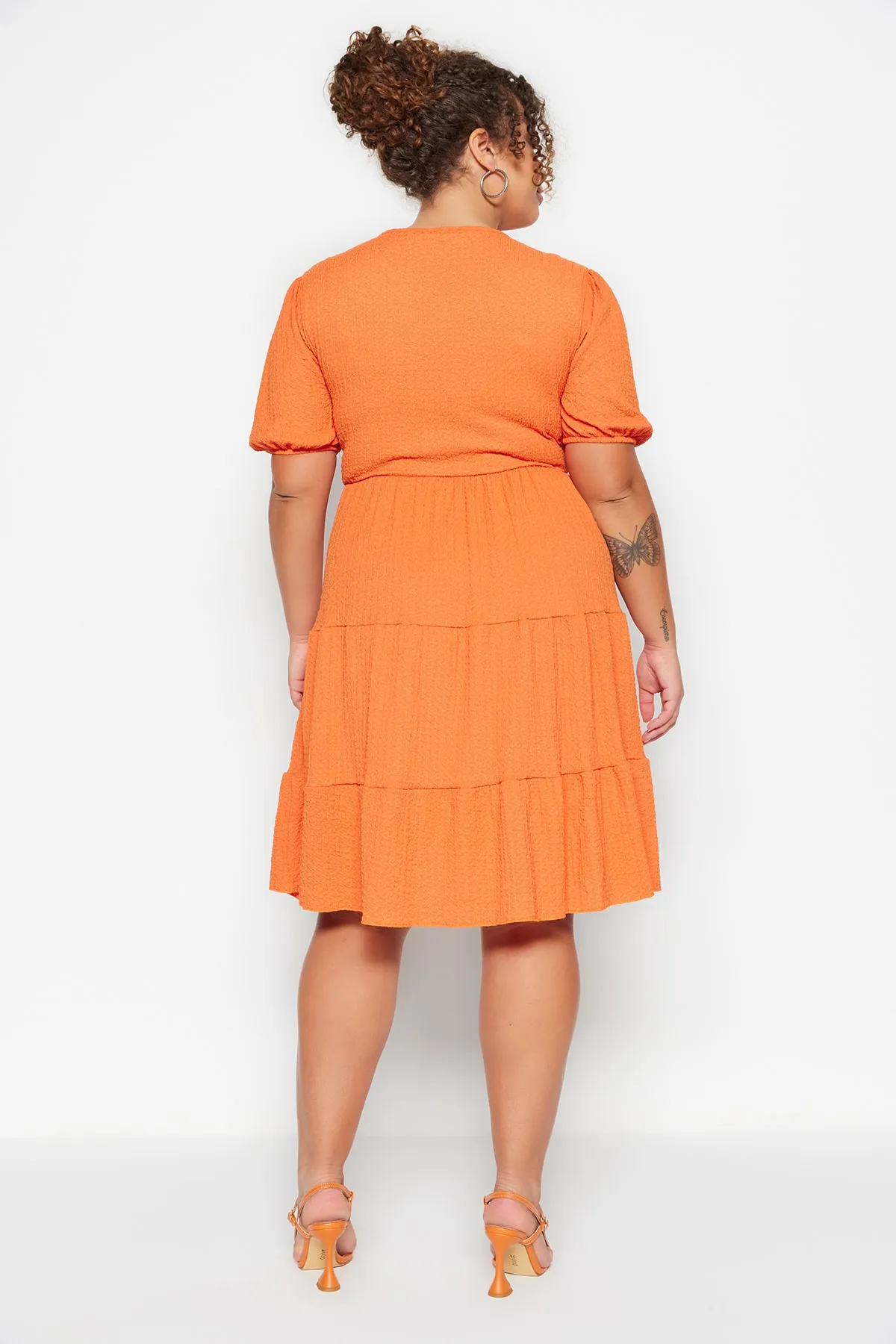 Trendyol Curve  Hellorangefarbenes Skater-Strickkleid mit V-Ausschnitt und zweireihigem Verschluss TBBSS22EL2987