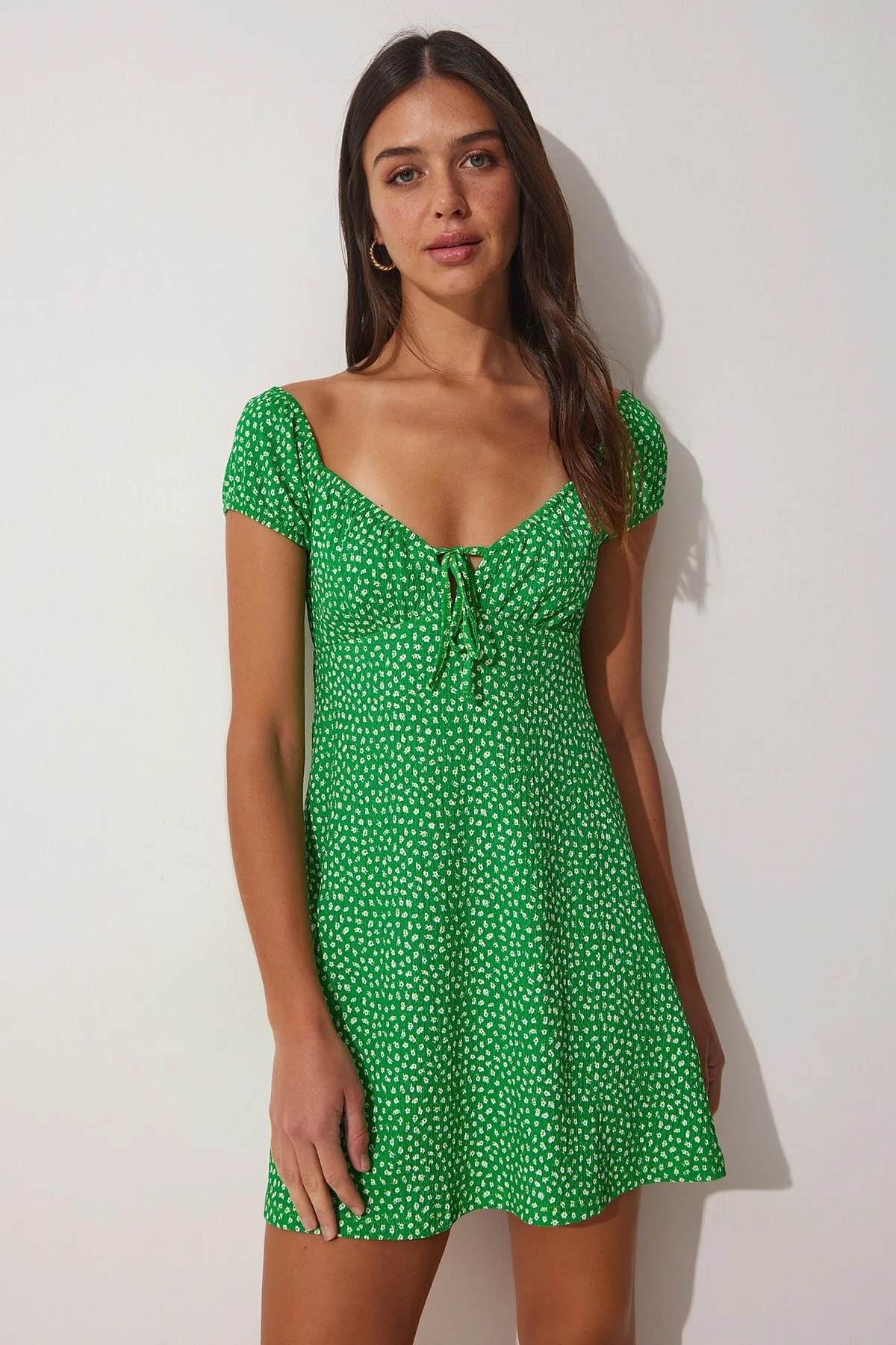 Happiness İstanbul  Grünes Mini-Strickkleid mit Blumenmuster und Rüschenkragen für Damen UB00078