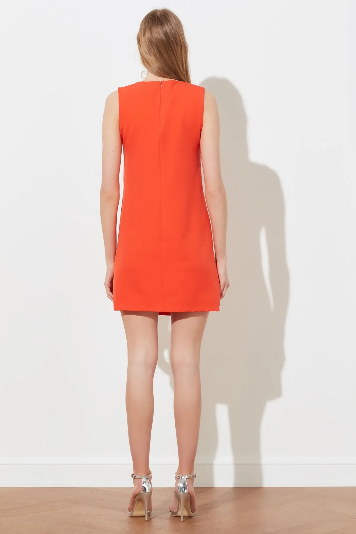 Trendyol Collection  Gerade geschnittenes, ärmelloses Mini-Webkleid mit Granatapfelblüten und Rundhalsausschnitt TWOSS19FG0063