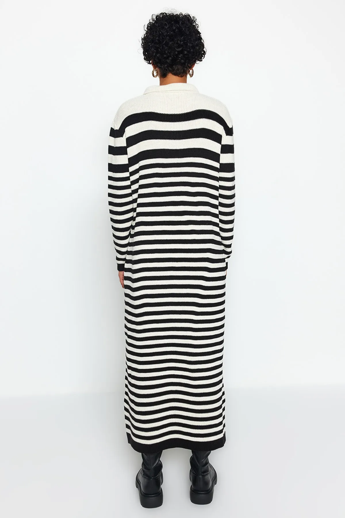 Trendyol Modest  Schwarzes gestreiftes Strickkleid mit Polokragen TCTAW24EB00026