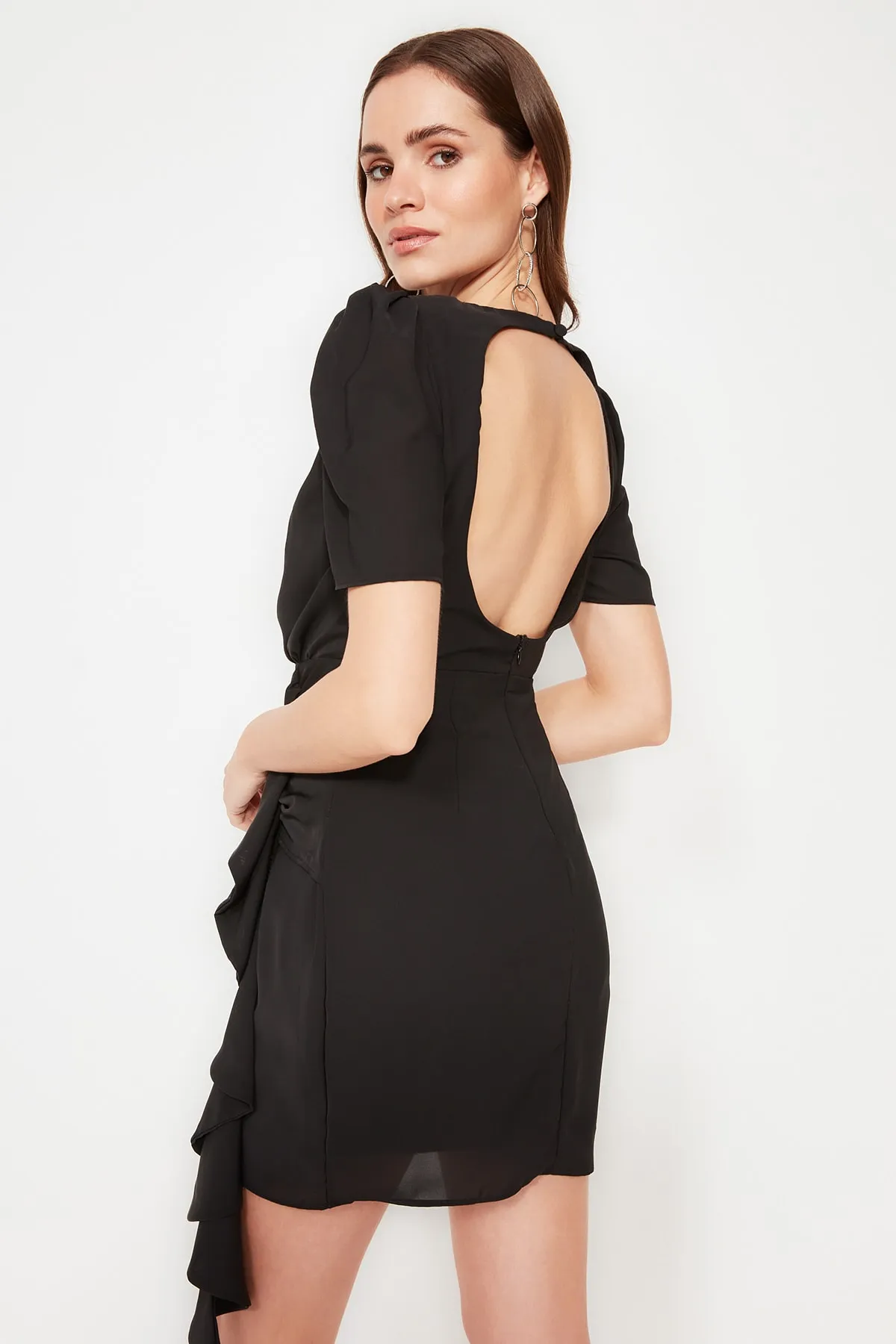 Trendyol Collection  Schwarzes, detailliertes Abendkleid mit Raffungen TPRSS22EL2634