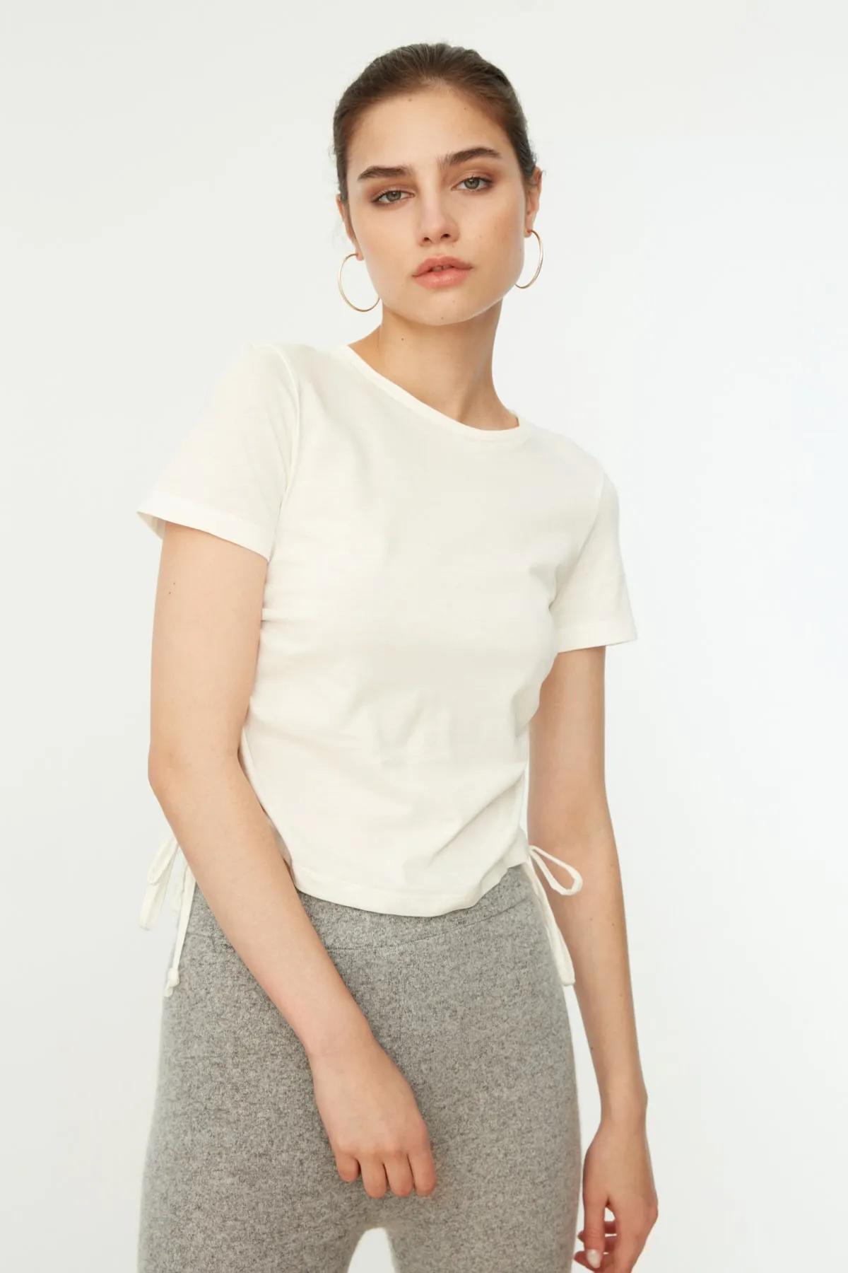 Trendyol Collection  Ecrufarbenes Basic-Strick-T-Shirt aus 100 % Baumwolle mit Rundhalsausschnitt und Raffdetail TWOSS21TS0131