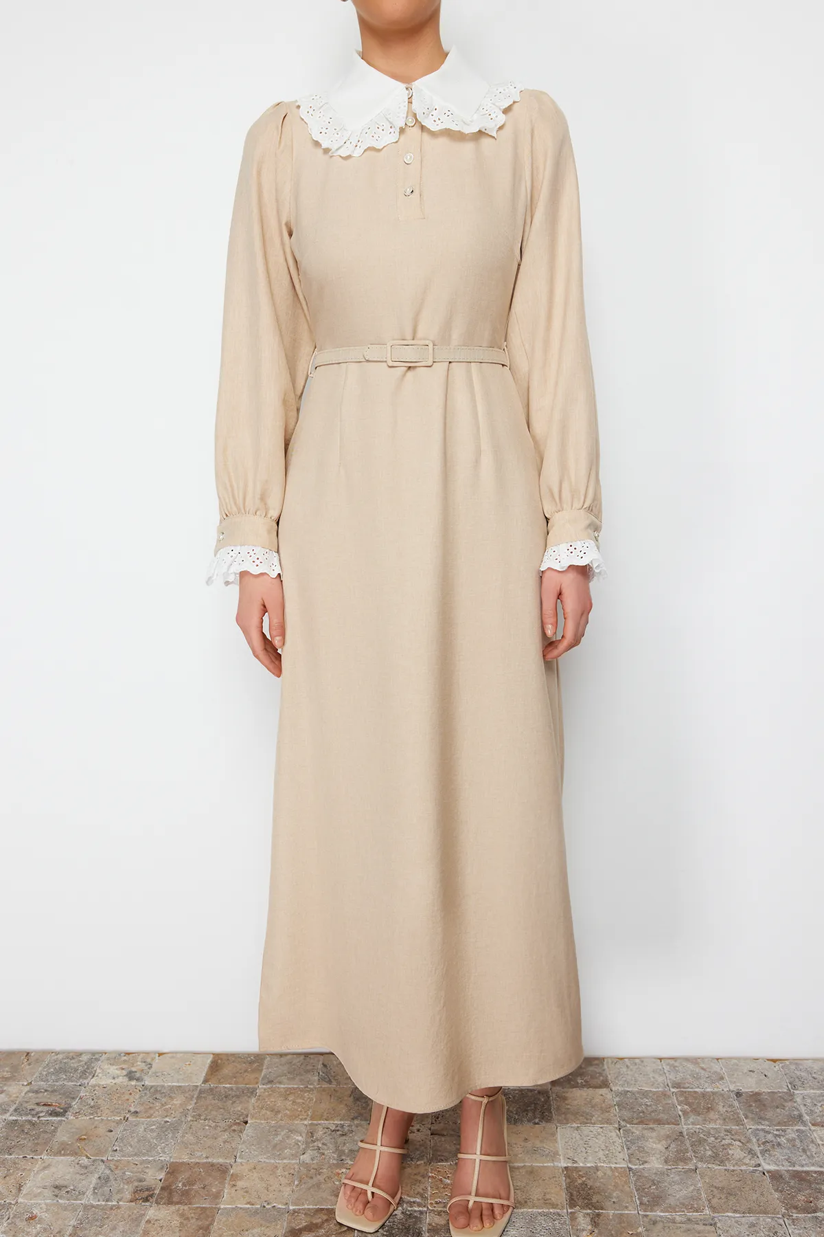 Trendyol Modest  Beigefarbenes, gewebtes Kleid in A-Linie mit Kragen und Ärmeln und Spitze TCTSS24EB00170