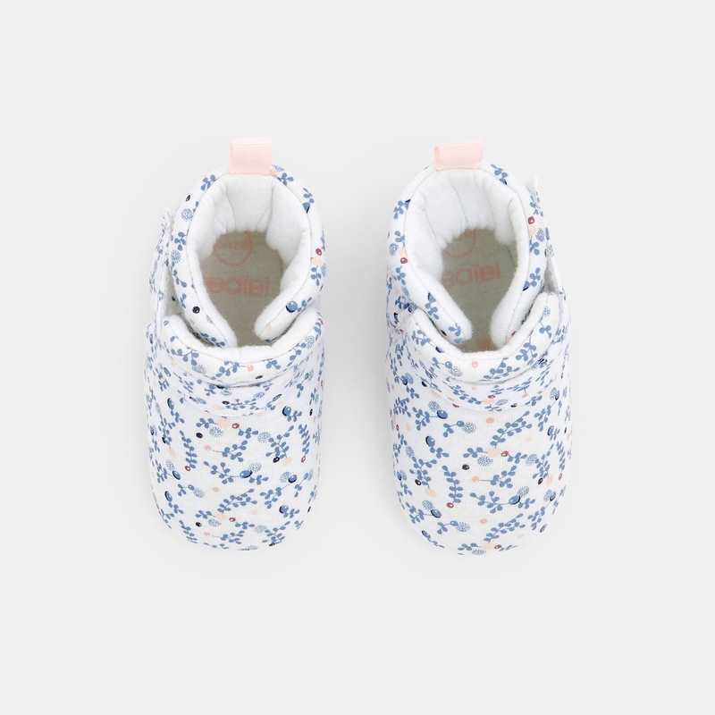 Chaussons valise maternité fleuris blancs naissance