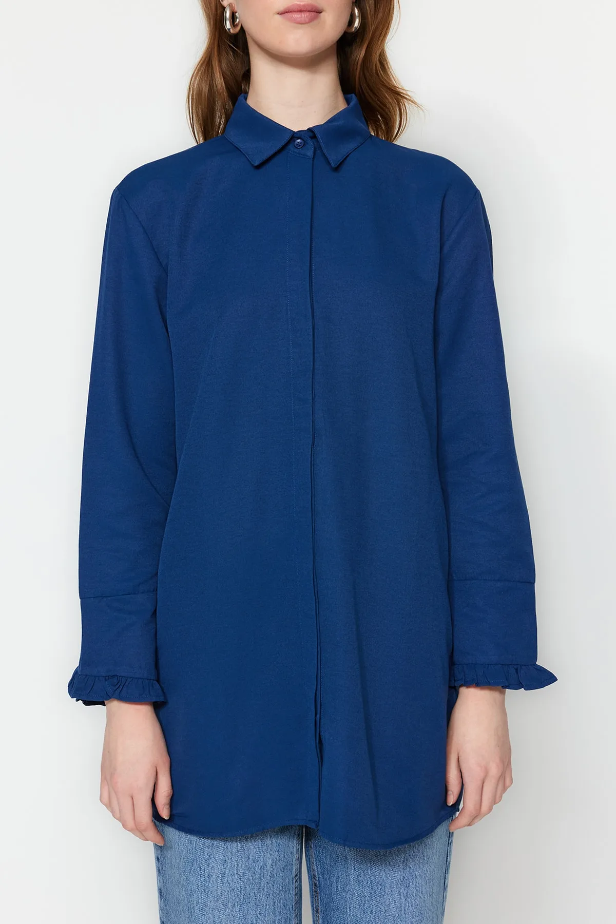 Trendyol Modest  Indigoblaues Hemd aus gewebter Baumwolle mit Rüschen im Denim-Look TCTSS23TG00042