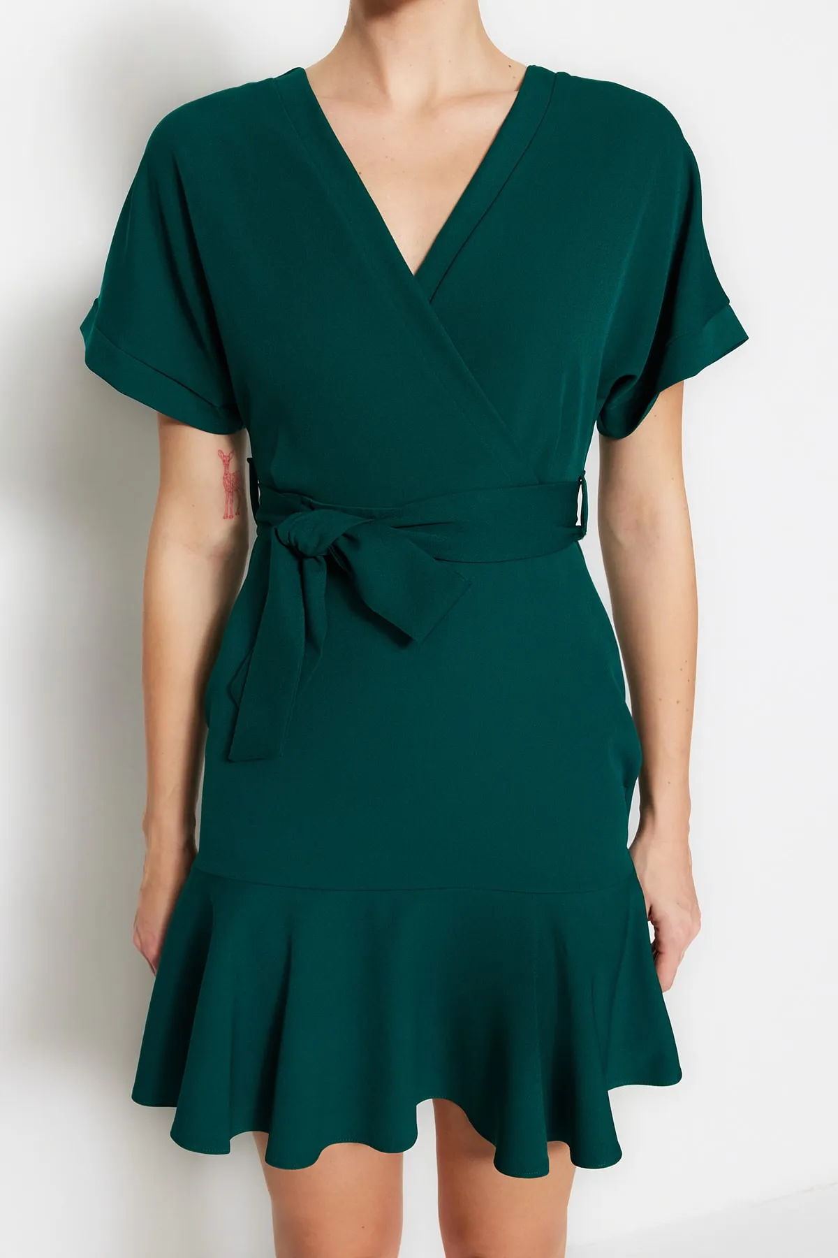 Trendyol Collection  Grünes Mini-Webkleid mit Gürtel und Rüschen, zweireihigem Kragen TWOSS20EL0944