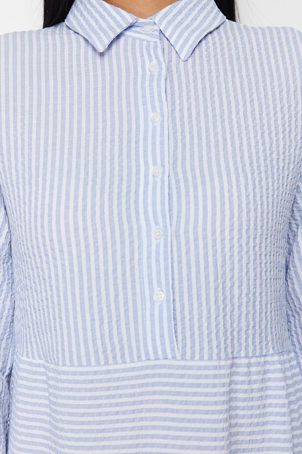 Trendyol Modest  Blaues, gewebtes Kleid mit Hemdkragen, gestreift und gefüttert TCTSS24EB00055