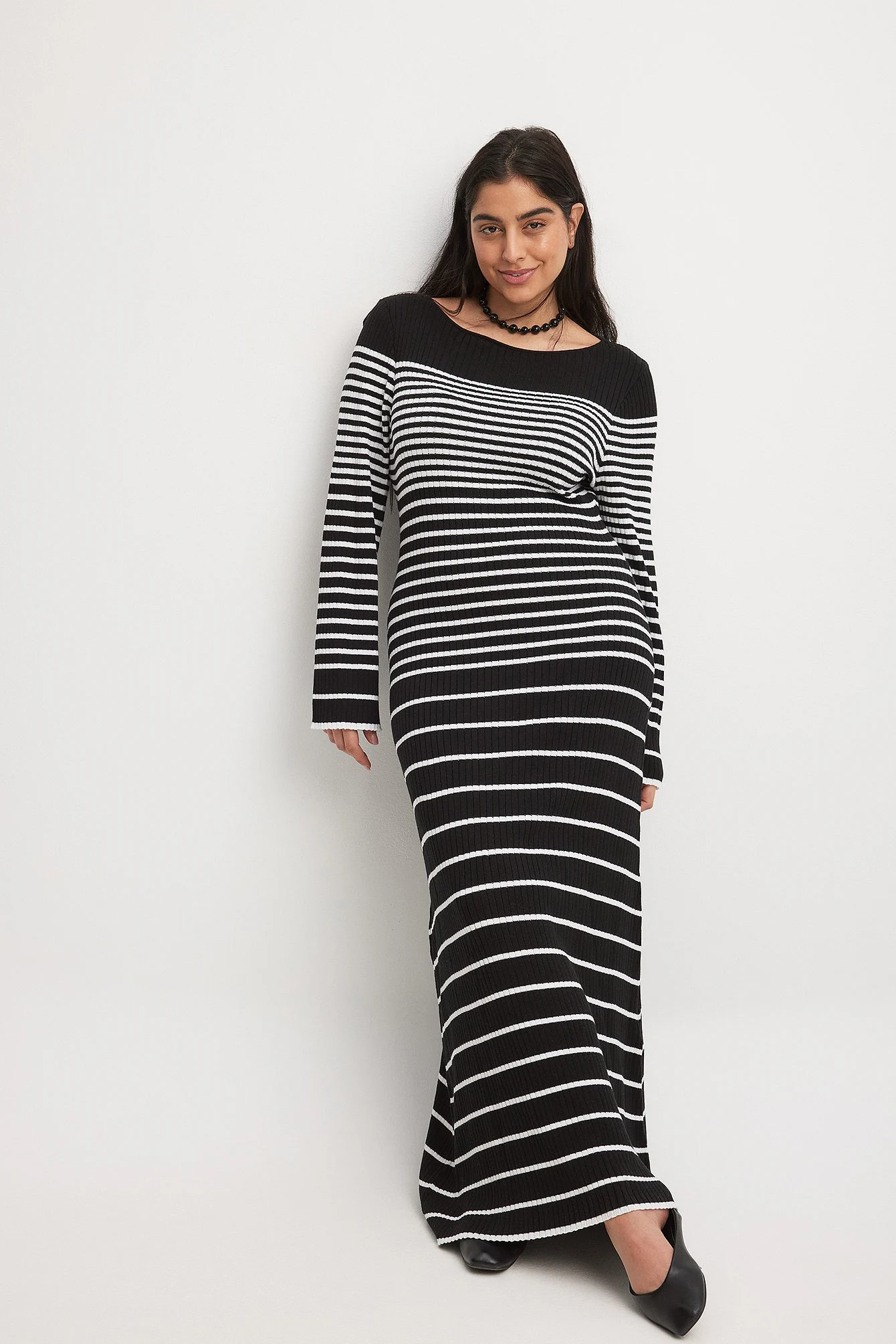 Fein gestricktes, gestreiftes Midikleid