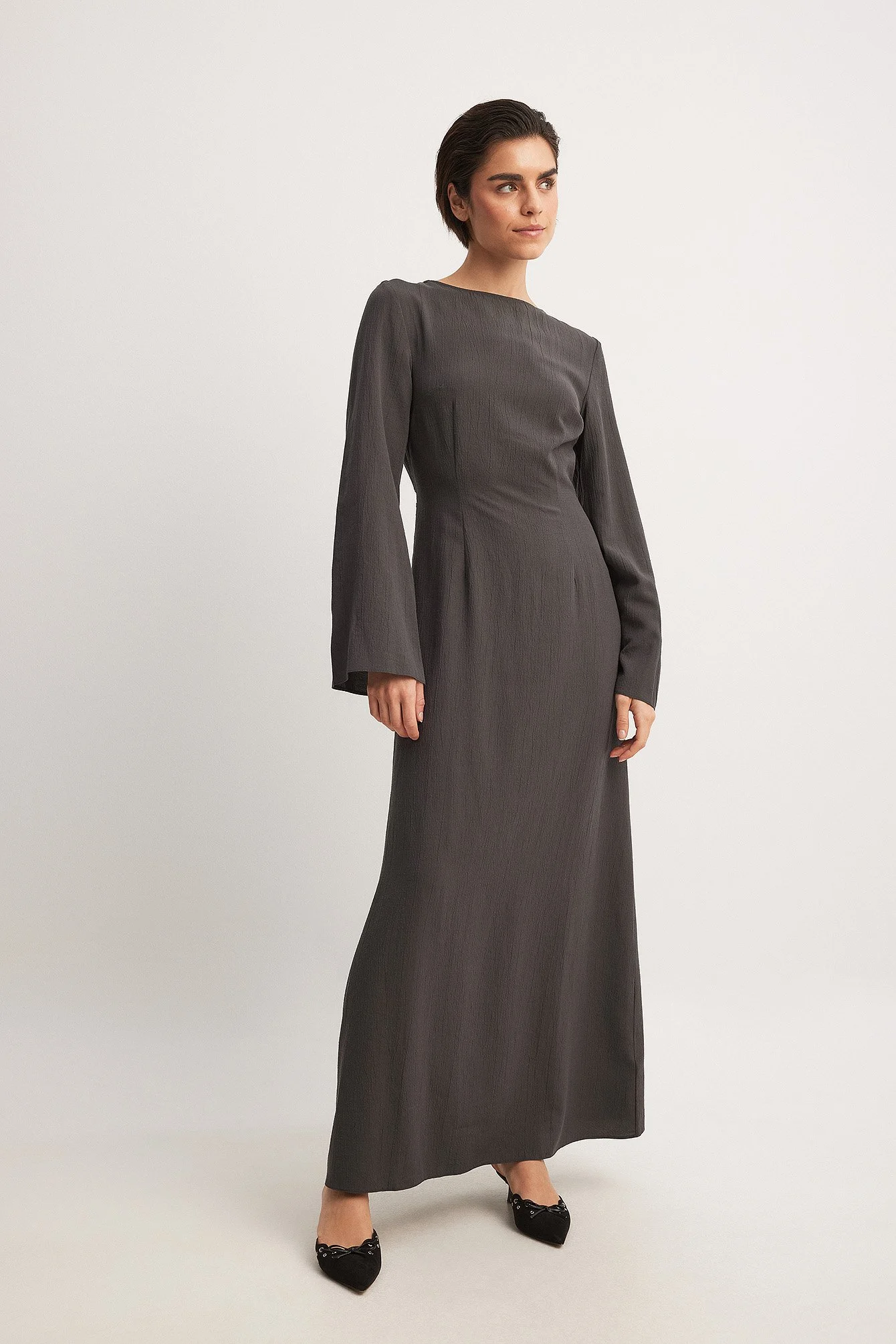 Strukturiertes Mélange-Kleid mit offenem Rücken