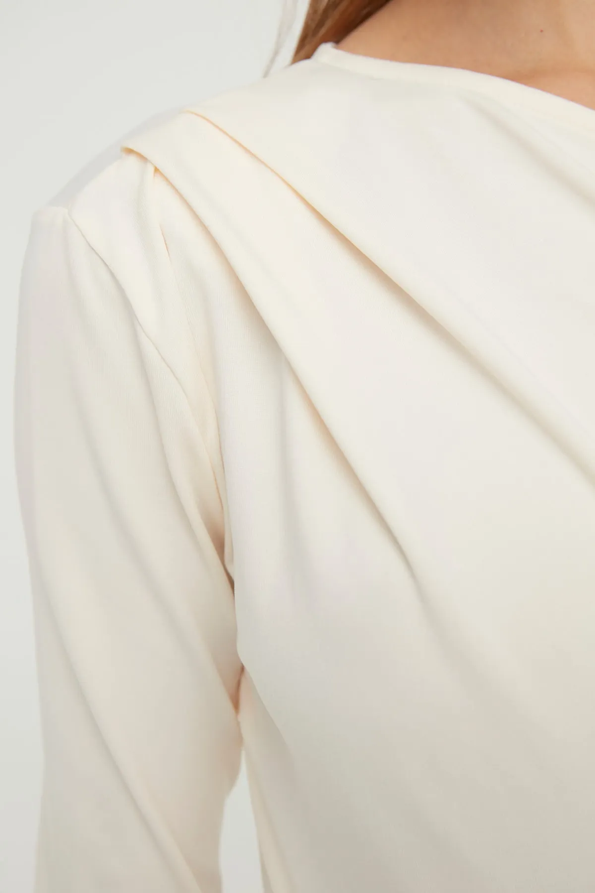 Trendyol Collection  Ecrufarbener, asymmetrischer Kragen, langärmliger Stretch-Strickbody mit Druckknöpfen TWOAW22BD0080
