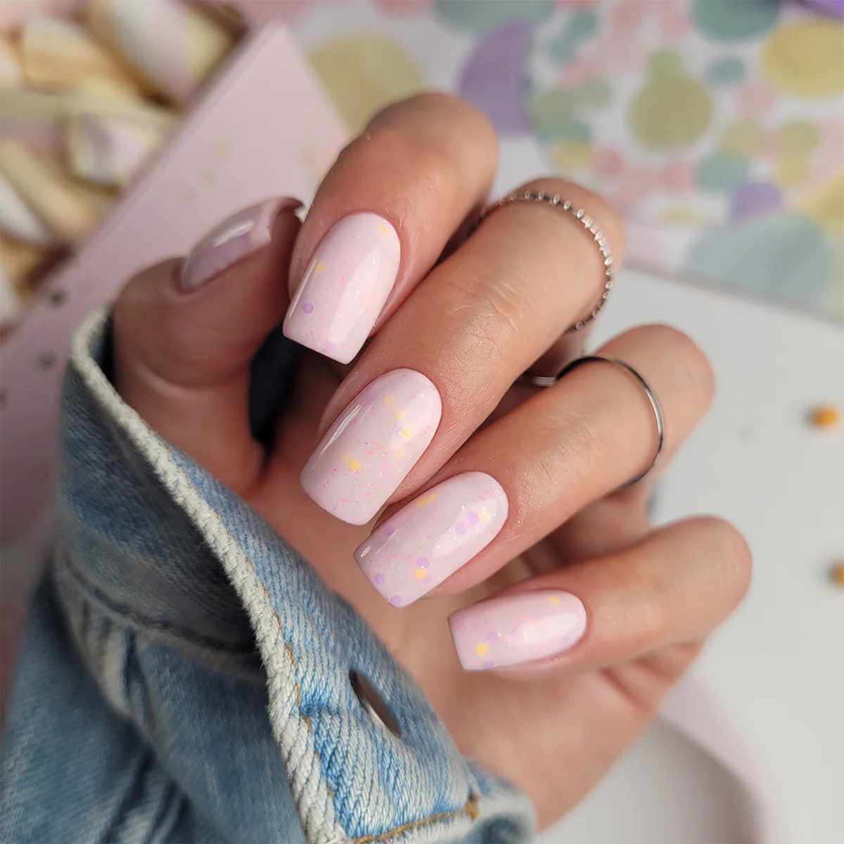 Esmalte de uñas semipermanente con efecto gel y diseño de donuts en gel UV