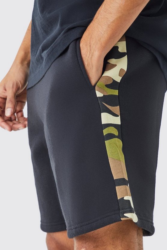 Lockere Camouflage Shorts mit Seitenstreifen