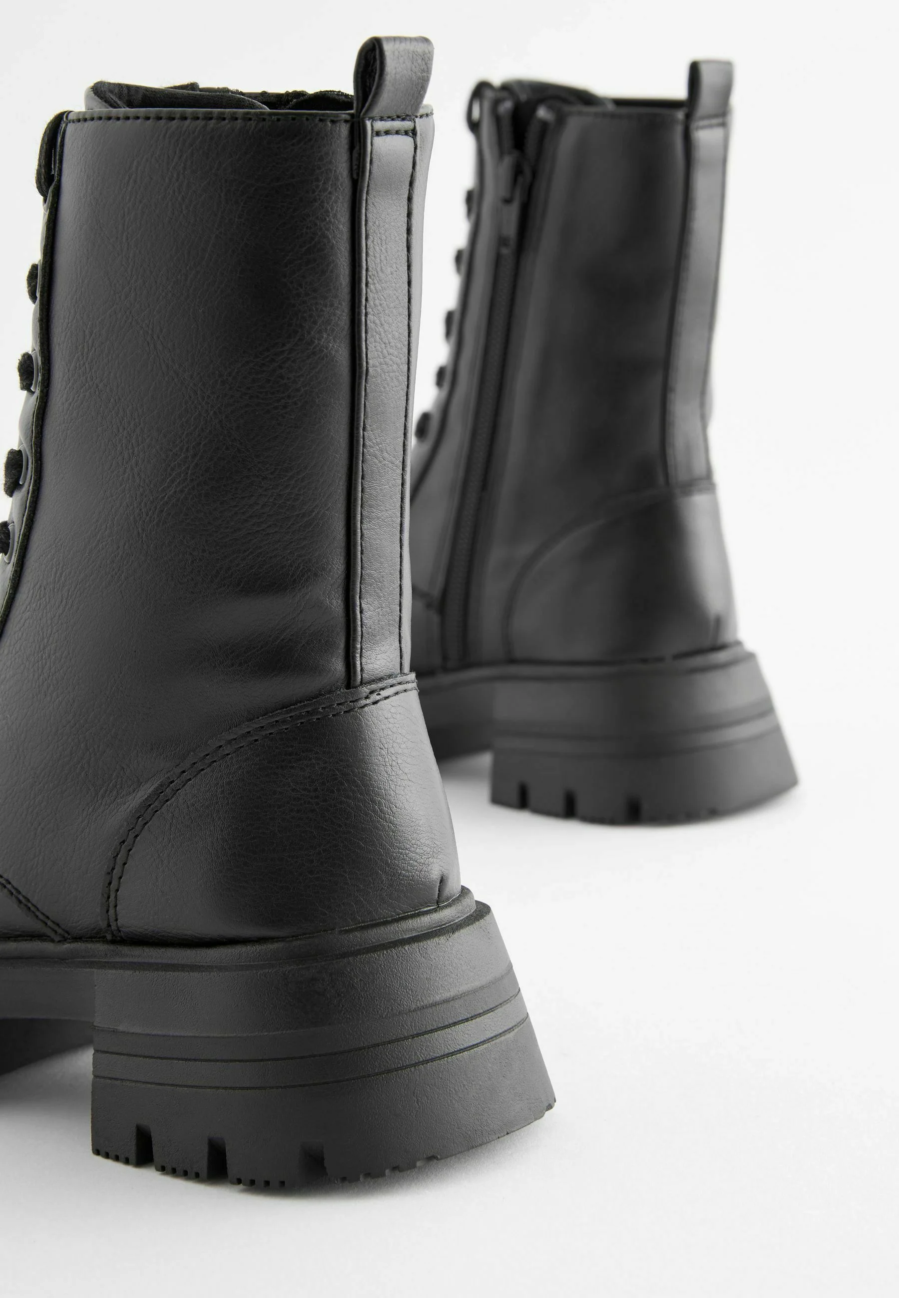 Botas gruesas con cordones Next