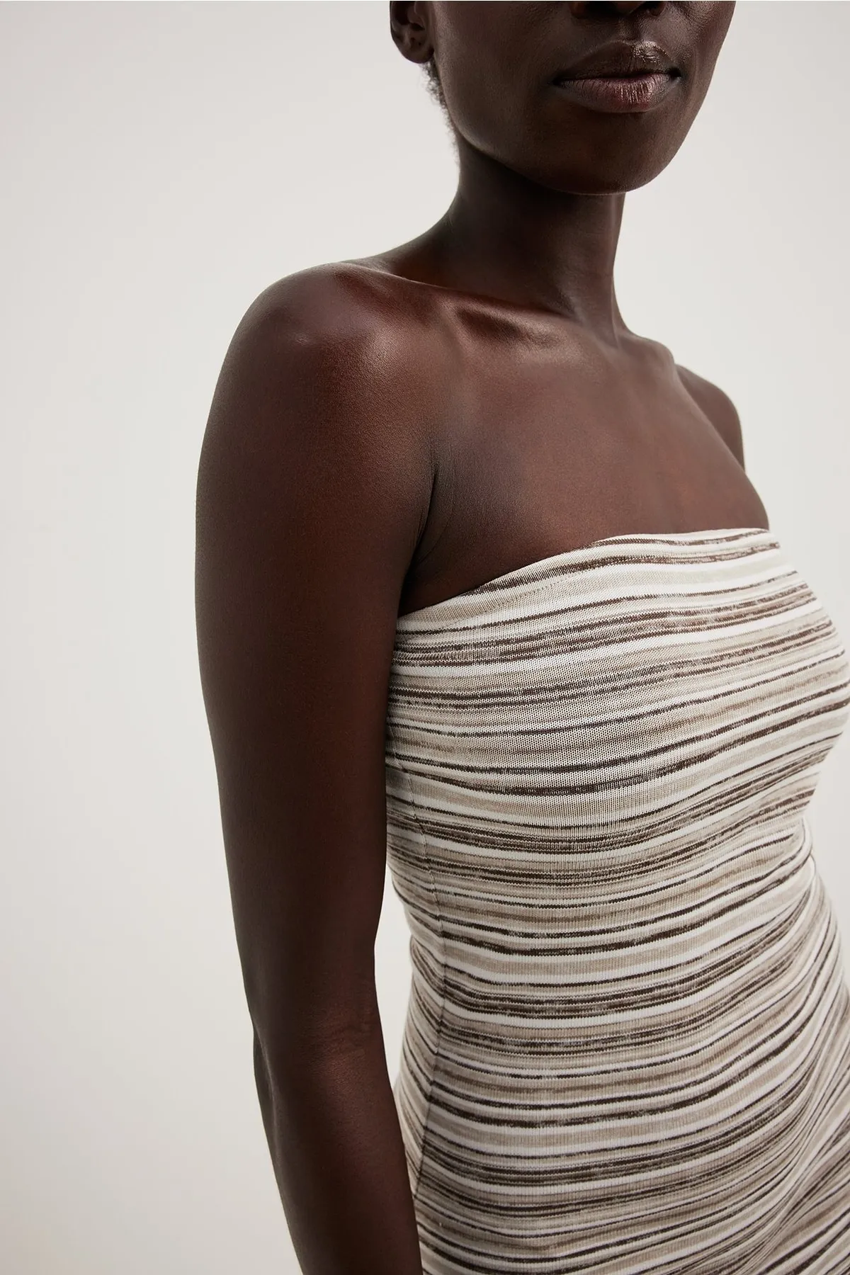 NA-KD  Gestreiftes Bandeau-Maxikleid