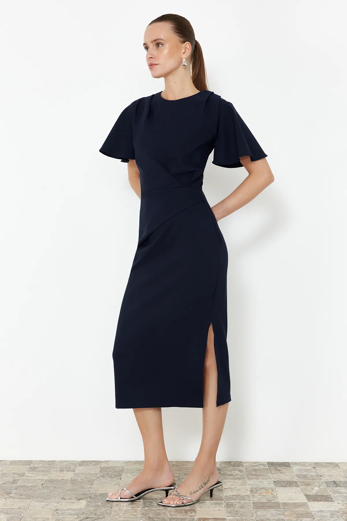 Trendyol Collection  Marineblaues, gerade geschnittenes, gerafftes Midikleid aus Webstoff TWOSS24EL00713