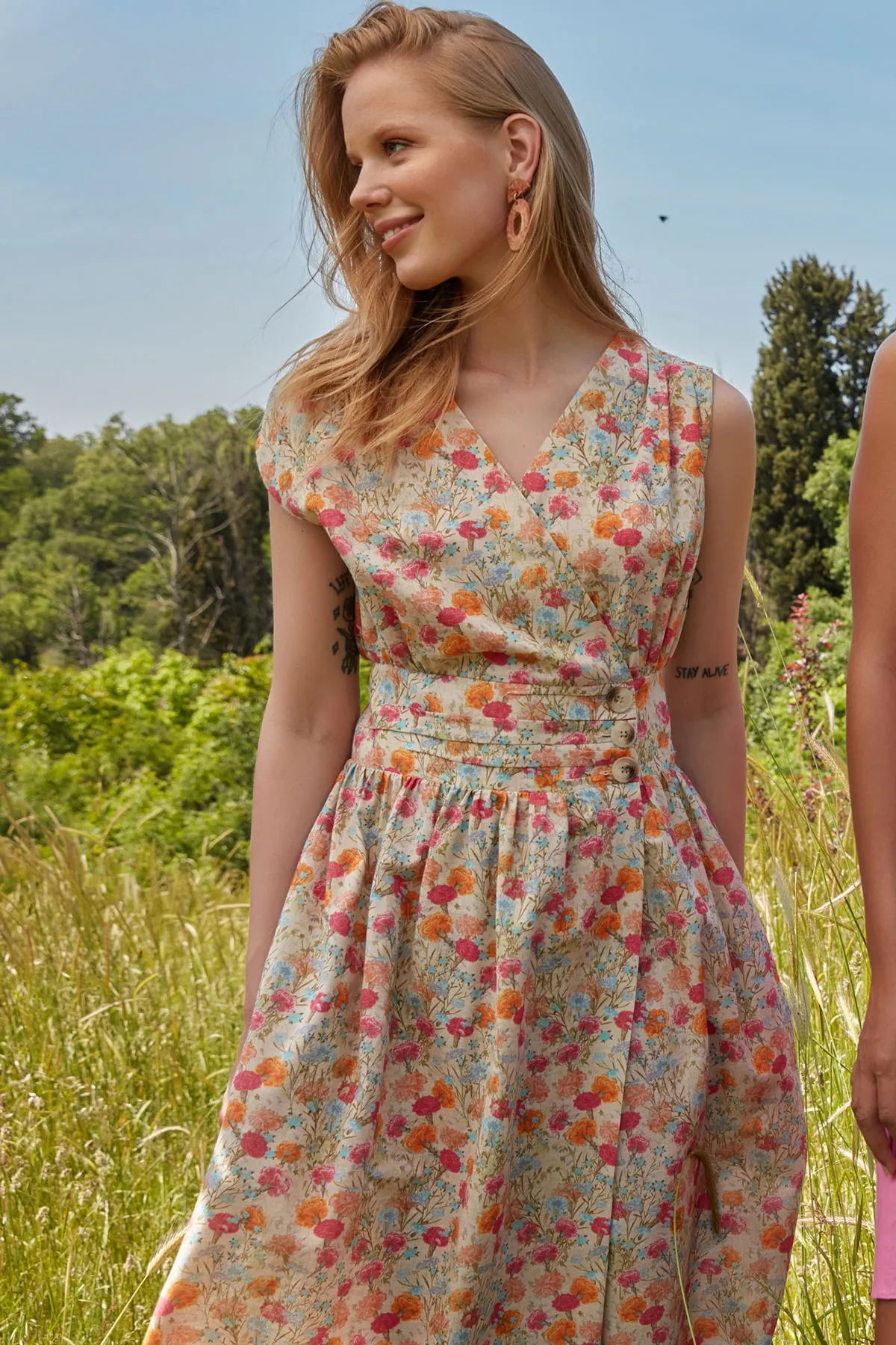 Trendyol Collection  Mehrfarbig gemustertes, zweireihiges, gewebtes Kleid mit Kragen TWOSS22EL00751
