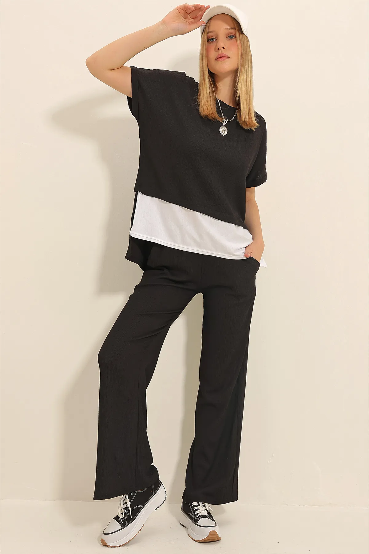Trend Alaçatı Stili  Schwarzer Damen-Anzug mit Rundhalsausschnitt, verzierter Bluse und Palazzo-Hose, doppelter Crinkle-Anzug ALC-X11340