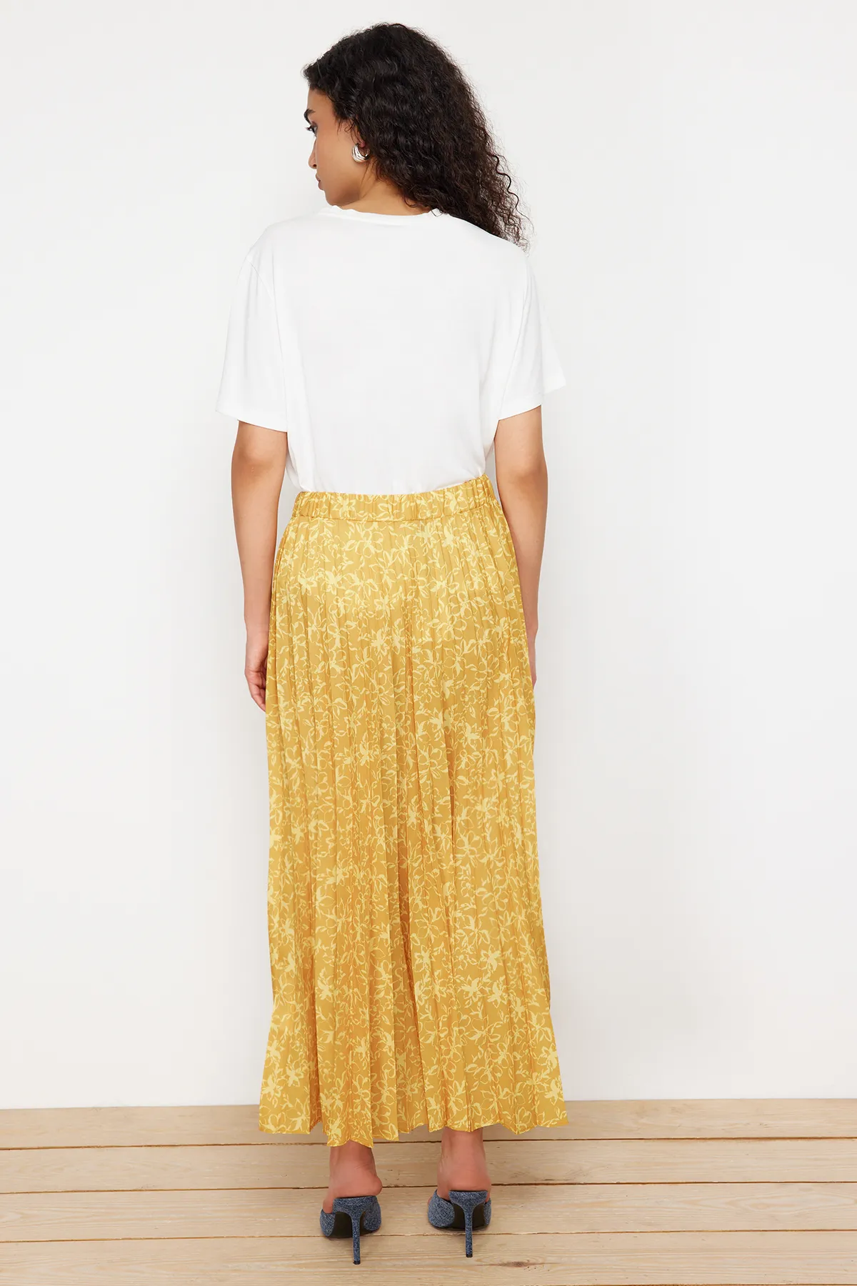 Trendyol Modest  Senffarbener, floral gemusterter, plissierter, gewebter Rock mit elastischem Bund TCTSS23EE00018