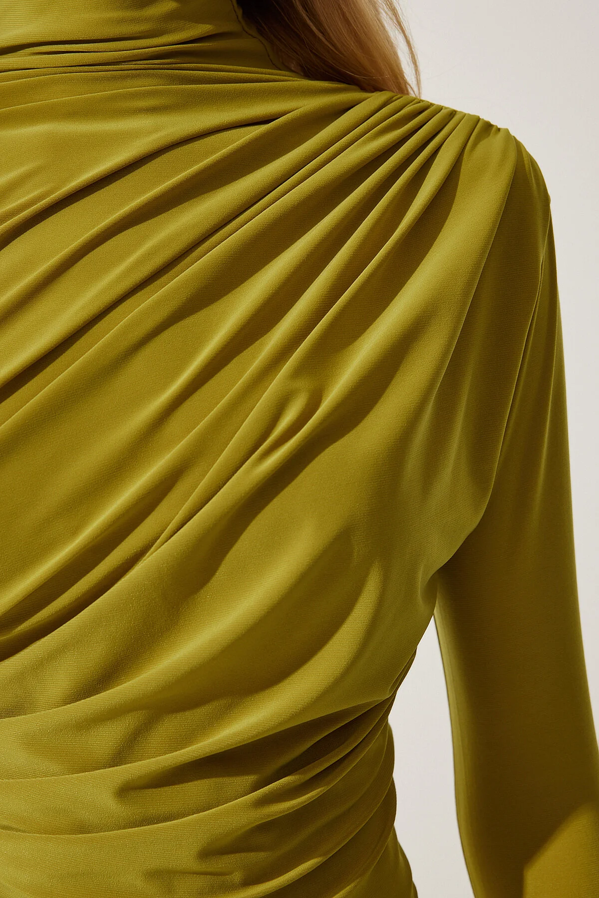 Happiness İstanbul  Ölgrüne, detaillierte Sandy-Bluse mit hohem Kragen für Damen FF00135
