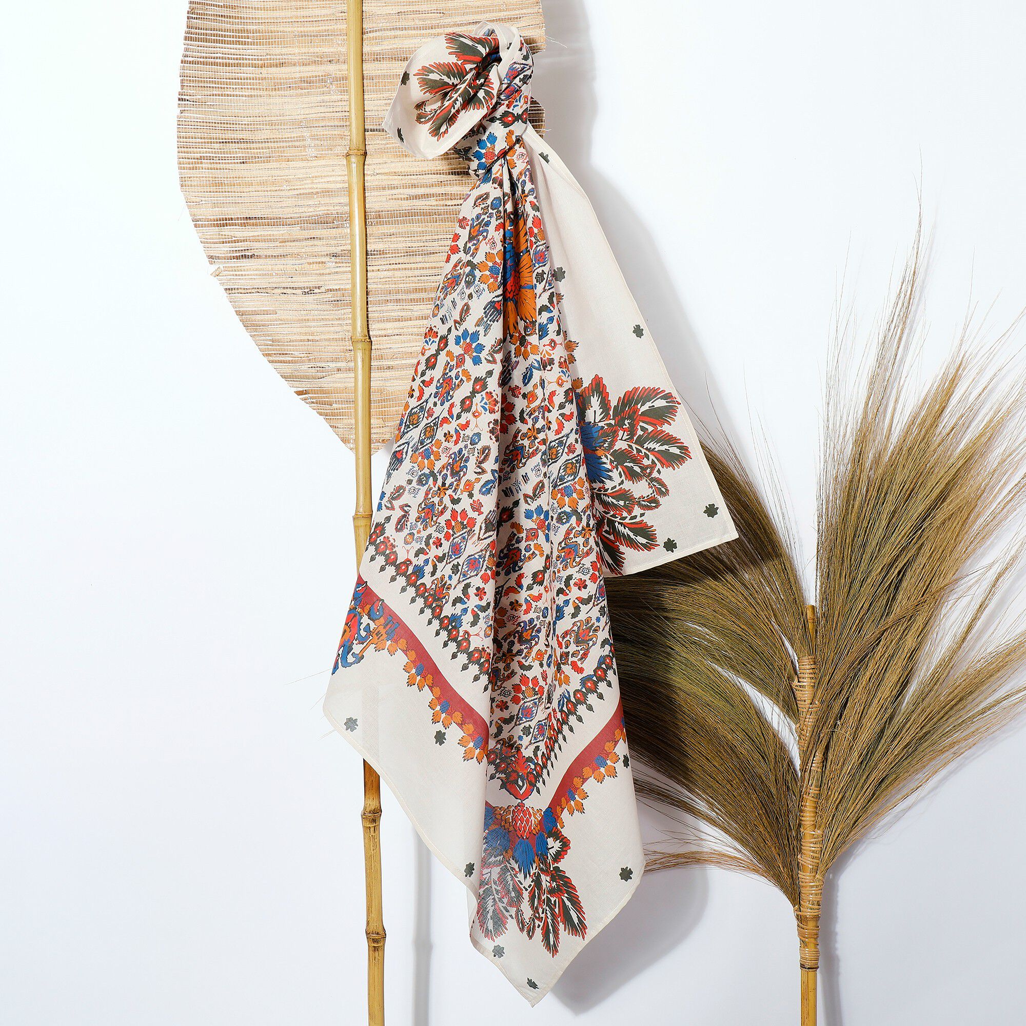 Foulard fabriqué en France imprimé petits motifs, 100 x 100 cm