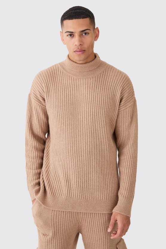 Gerippter Strickpullover mit Trichterkragen