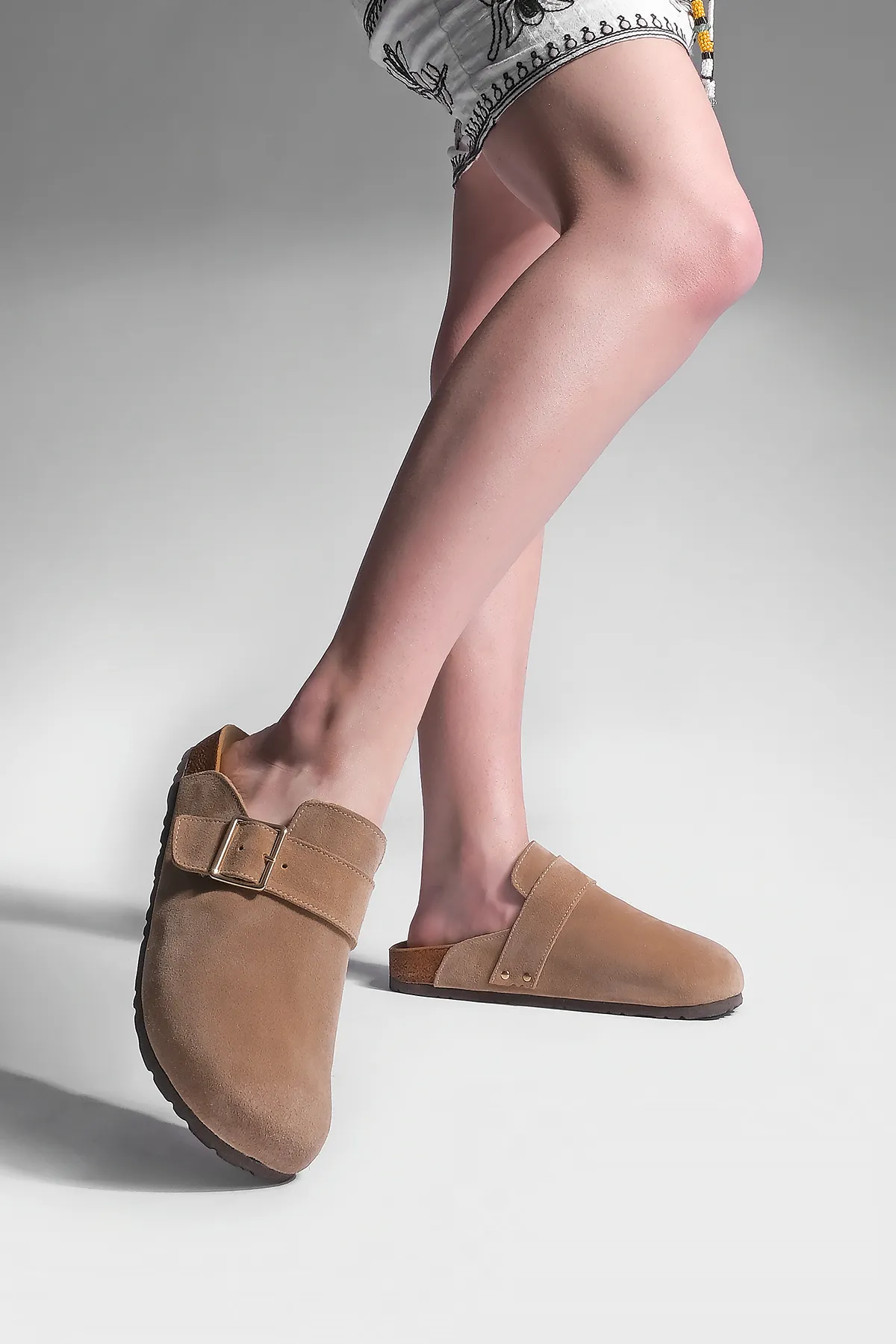 Marjin  Damen-Hausschuhe aus echtem Leder mit Eva-Sohle und geschlossener Schnalle vorne, Sumpa Camel Wildleder