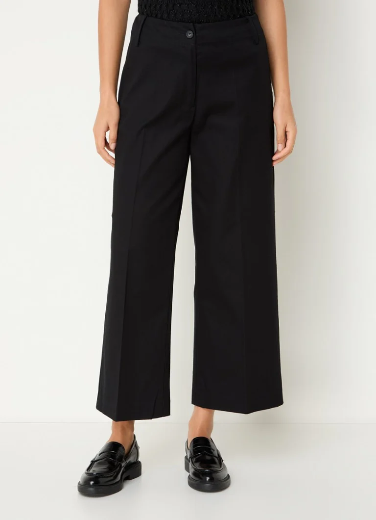Pantaloni chino corti a vita alta e vestibilità ampia di Benetton con tasche laterali.