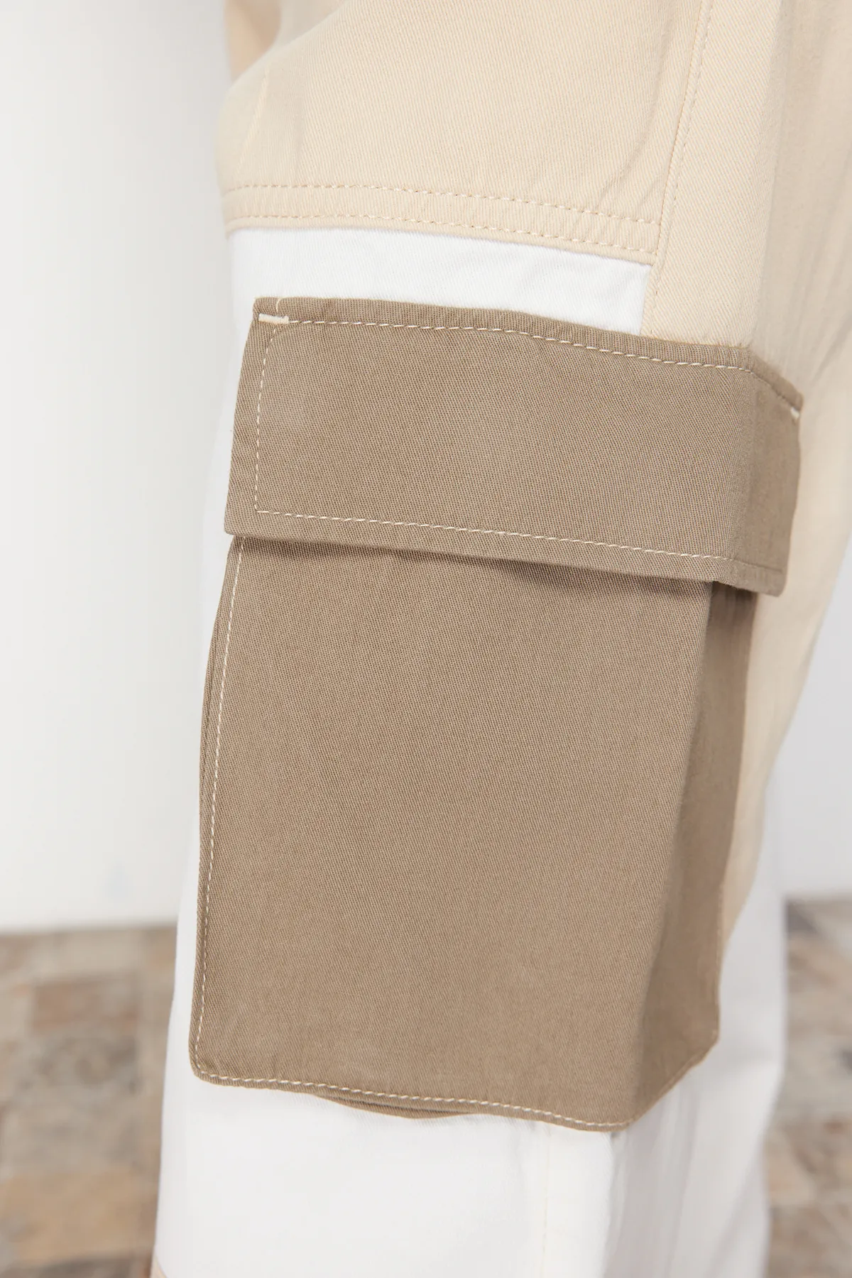 Trendyol Collection  Khakifarbene Cargohose mit lockerer Passform und Farbblock in limitierter Auflage TMNSS24PL00008