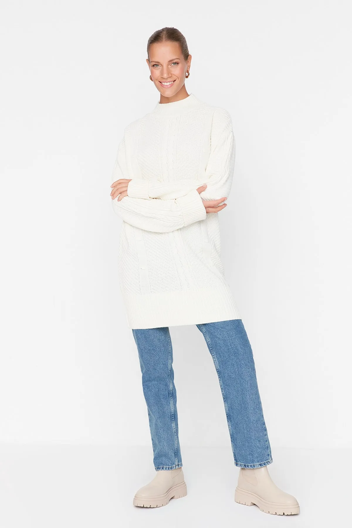 Trendyol Modest  Ecrufarbener Strickpullover mit Zopfmuster und detailliertem Muster TCTAW23KZ00071
