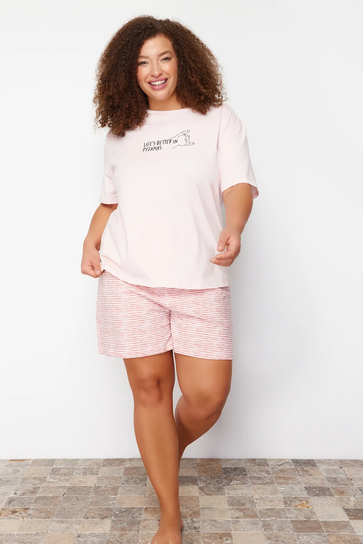 Trendyol Curve  Puderfarbenes Pyjama-Set aus Strick mit Streifen und Slogan-Aufdruck TBBSS24AI00020