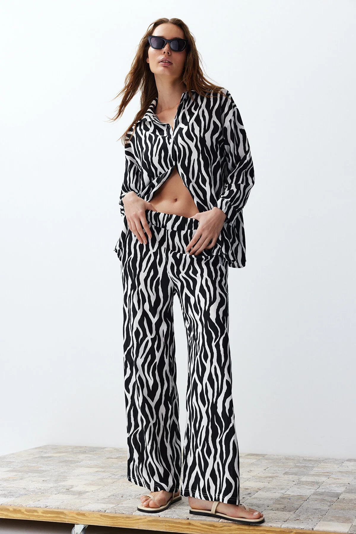 Trendyol Collection  Schwarzes gewebtes Oberteil- und Unterteil-Set TWOSS24AU00082