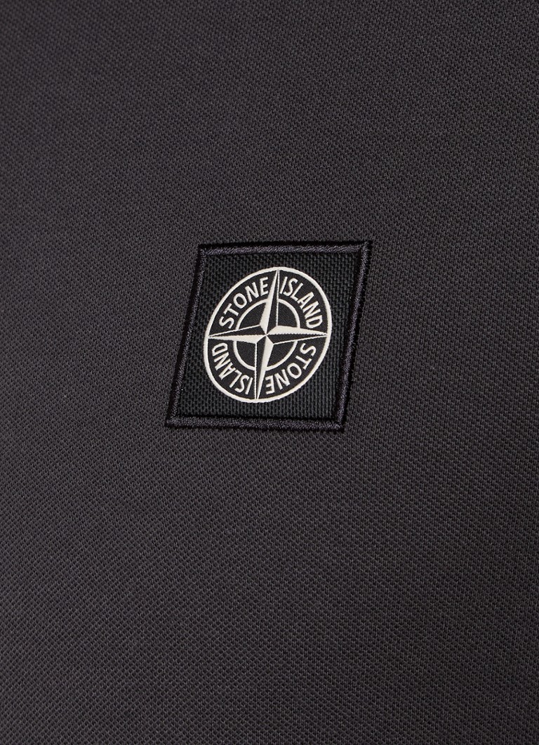 Polo Stone Island 2SC18 de corte regular, confeccionada em algodão piqué com punhos texturizados.