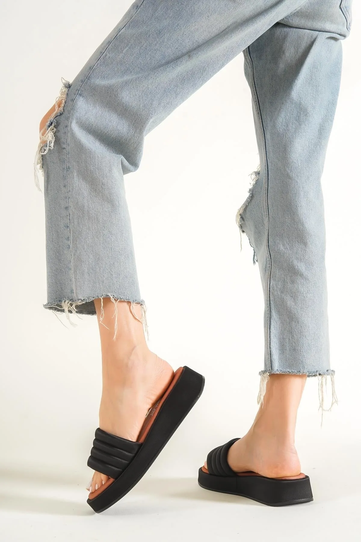 Capone Outfitters  Capone Damen-Hausschuhe aus bequemem Satin mit flachem Absatz und einem Riemen