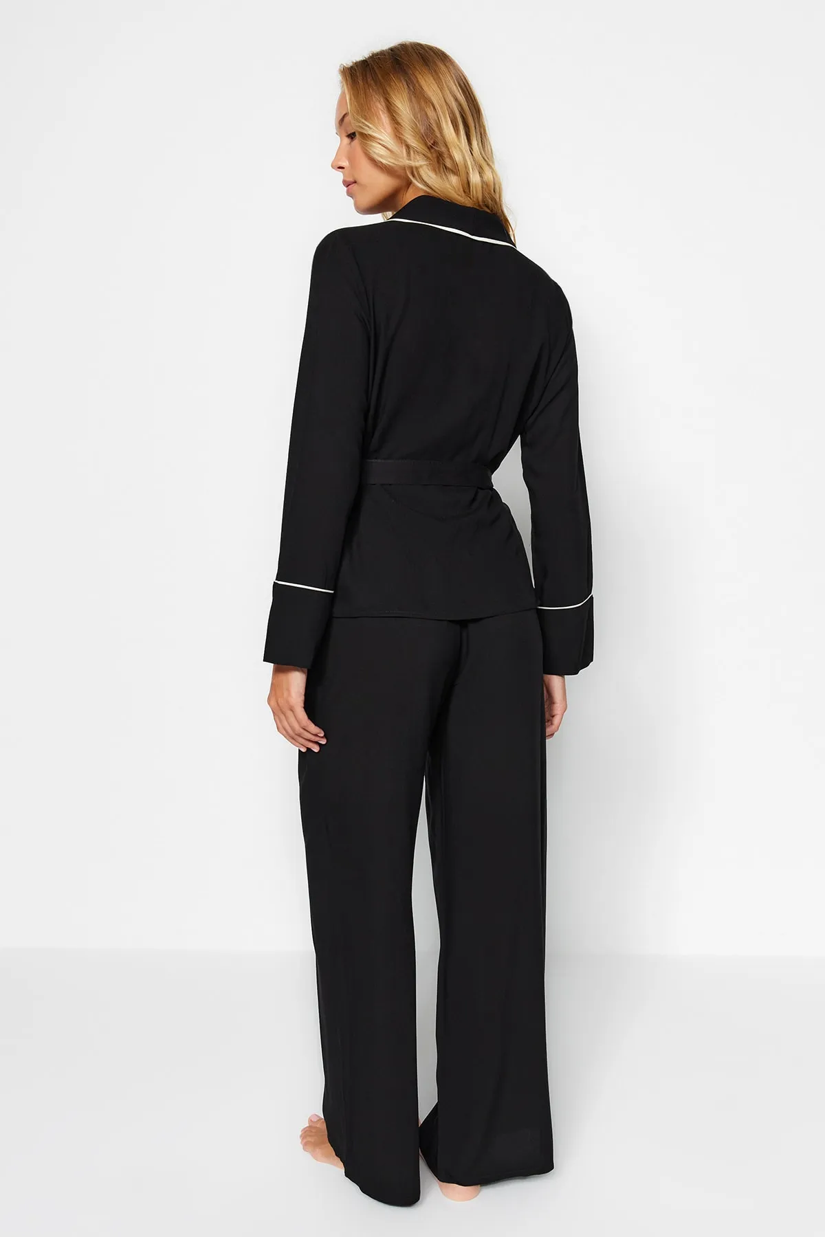 Trendyol Collection  Schwarzes, zweireihiges Pyjama-Set aus Viskose mit Hemd und Hose und Paspelierung THMAW22PT1109