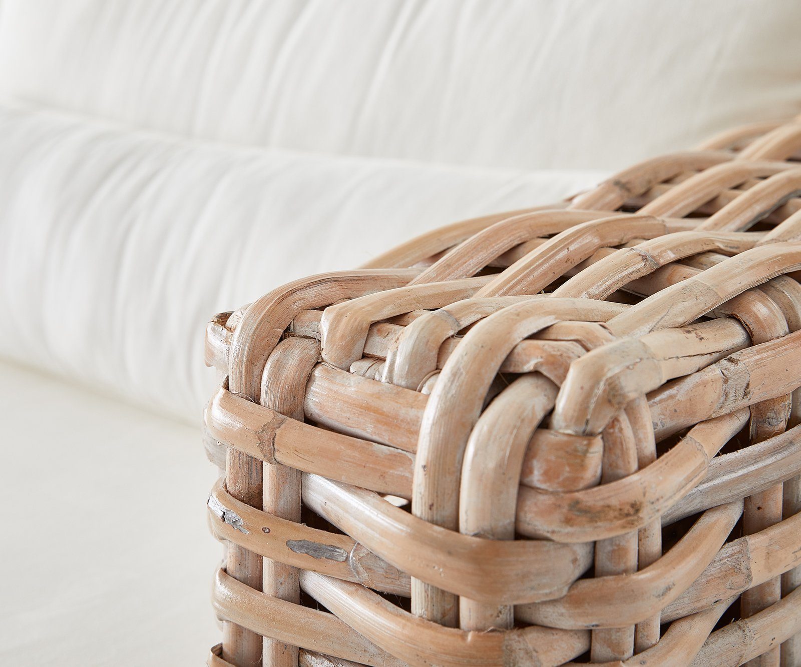 DELIFE Gartensessel Nizza, white washed 103x95 cm aus Rattan mit Kissen weiß Loungesessel