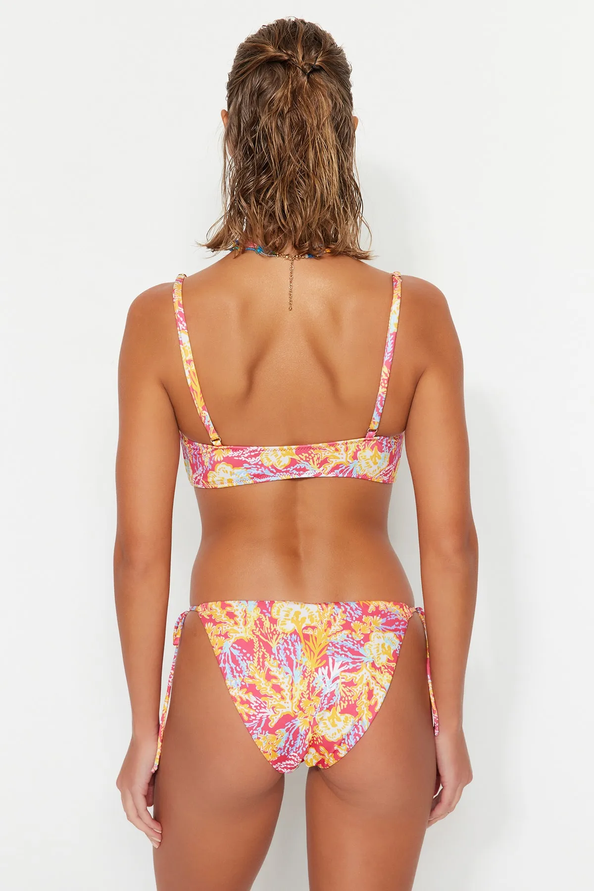 Trendyol Collection  Mehrfarbige Bikinihose mit Blumenmuster TBESS22BA0321