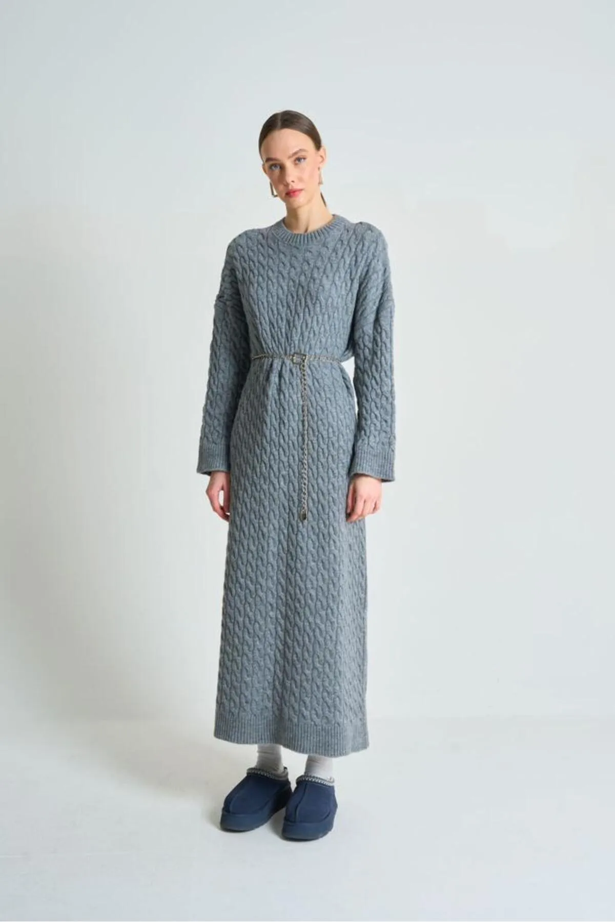Laluvia  Gestricktes, dickes Strickkleid mit grauem Haar