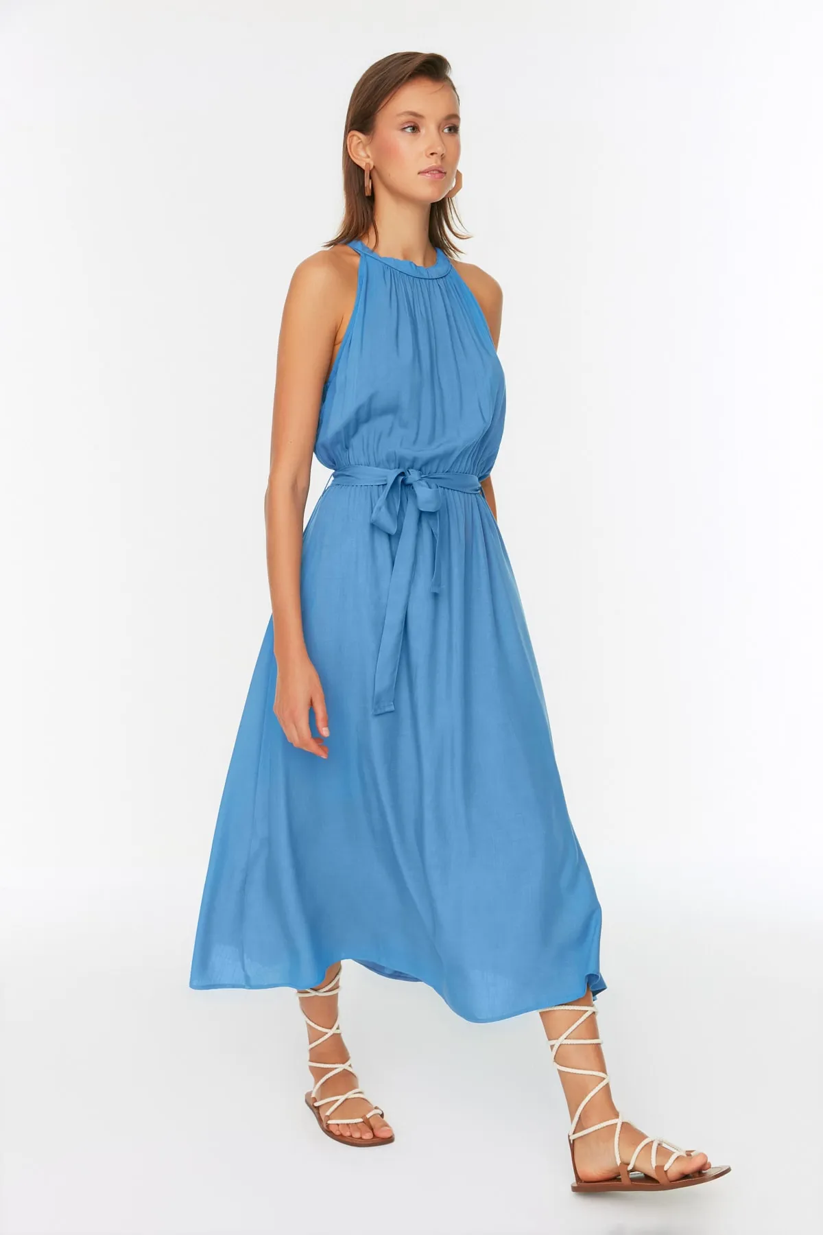 Trendyol Collection  Indigofarbenes, gewebtes Midi-Kleid aus Viskose mit Neckholder und Gürtel TWOSS19EL0155
