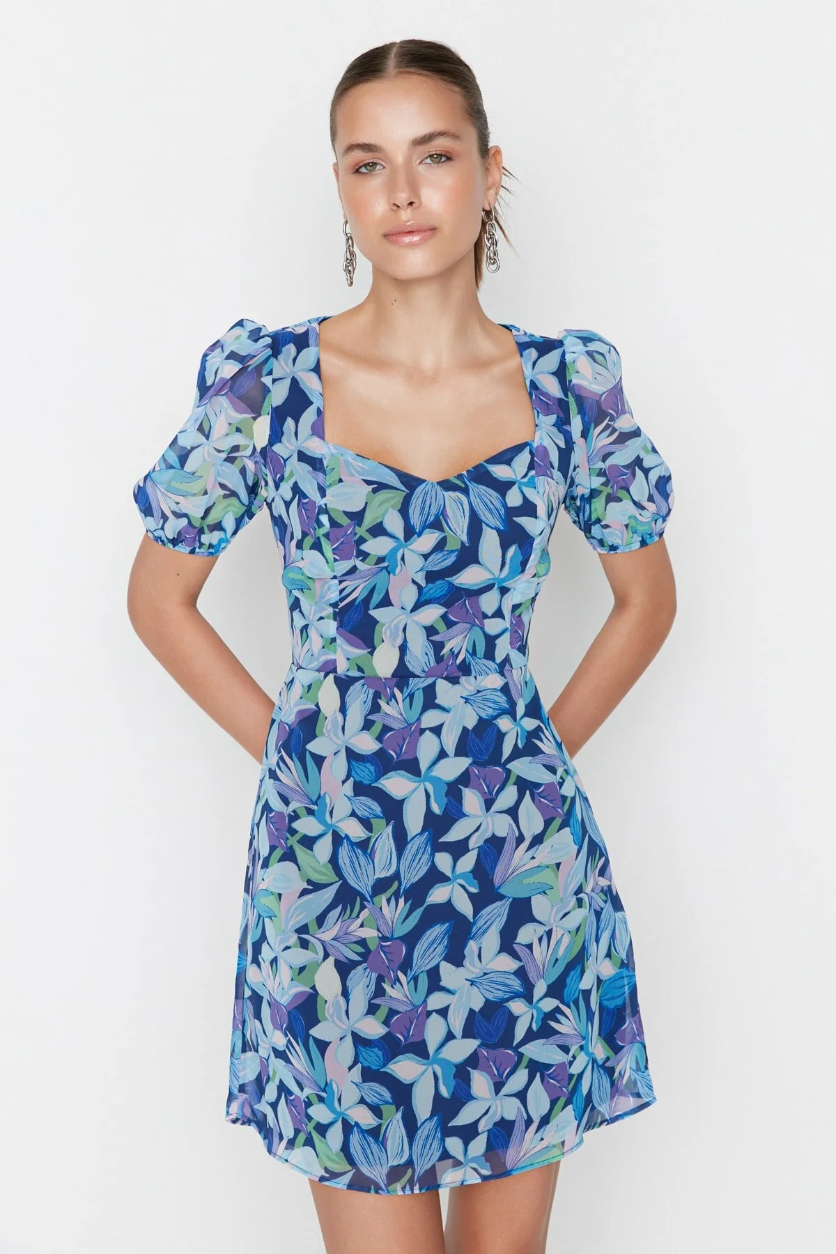 Trendyol Collection  Blaues, florales A-Linien-Minikleid aus Chiffon mit Futter TWOSS22EL2168