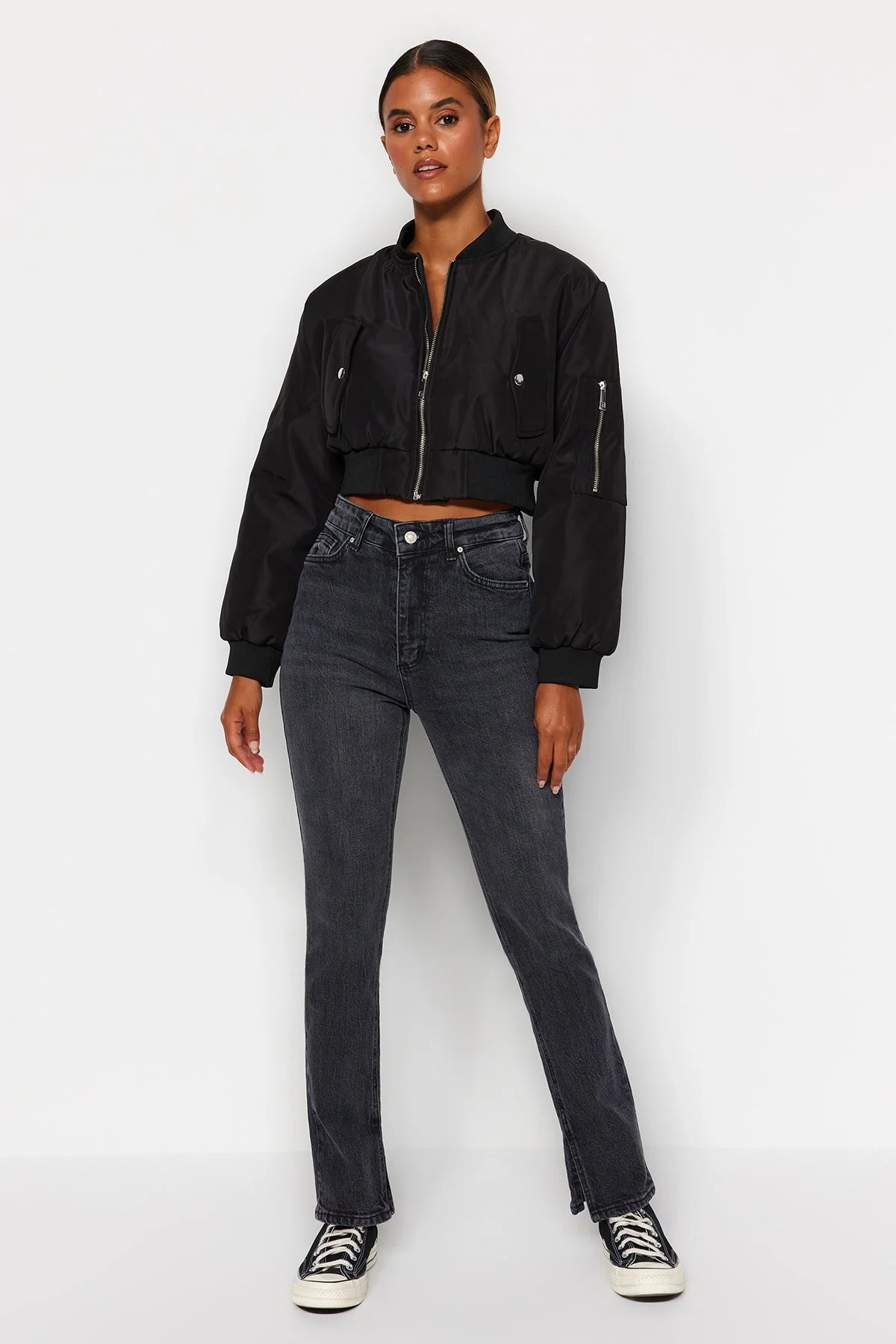 Trendyol Collection  Schwarze Jeans mit Schlitz und hoher Taille, gerader Schnitt, TWOSS22JE0430