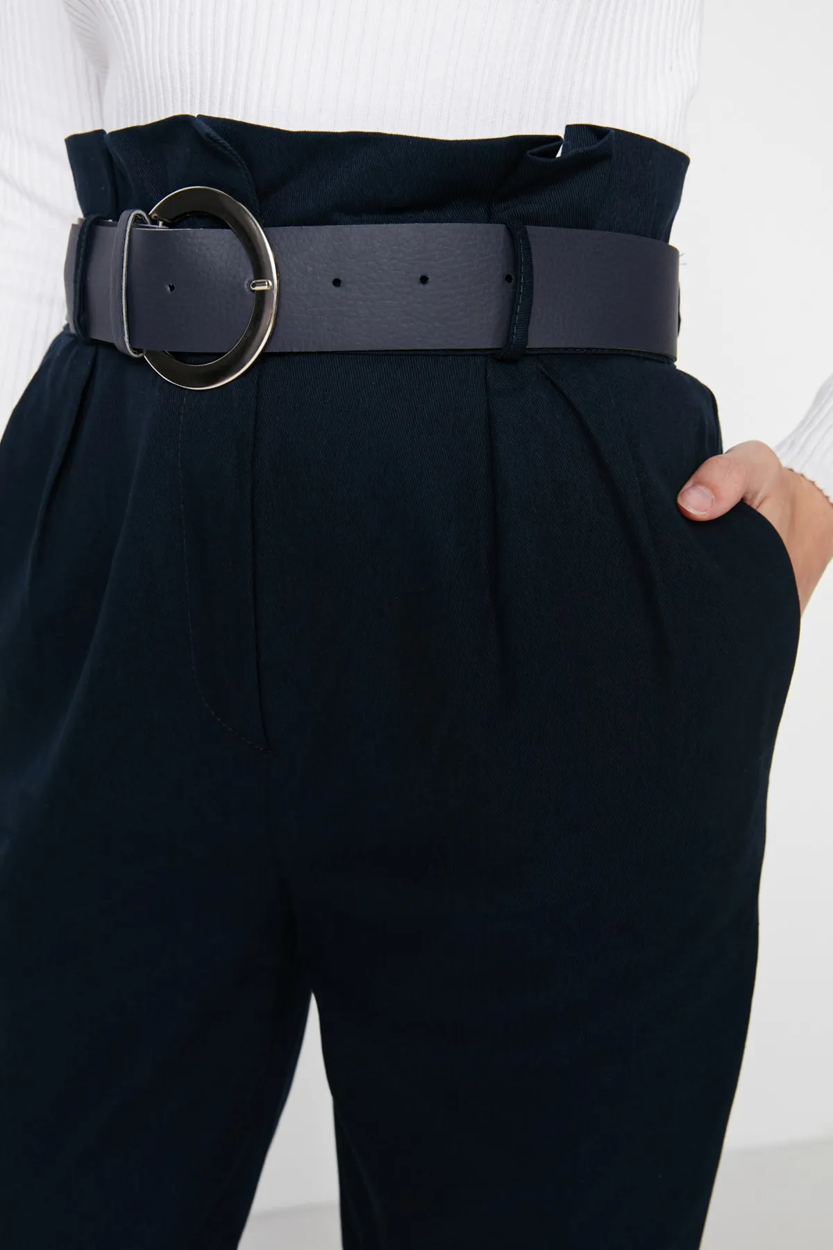Trendyol Collection  Marineblaue, karottengewebte Hose mit Gürtel TWOSS20PL0016