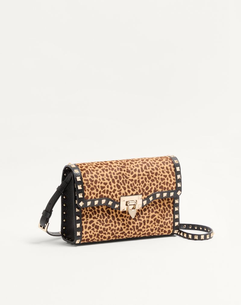 Bolsa transversal pequena Valentino Garavani Rockstud em couro de bezerro com efeito de pele de pônei e estampa animal.