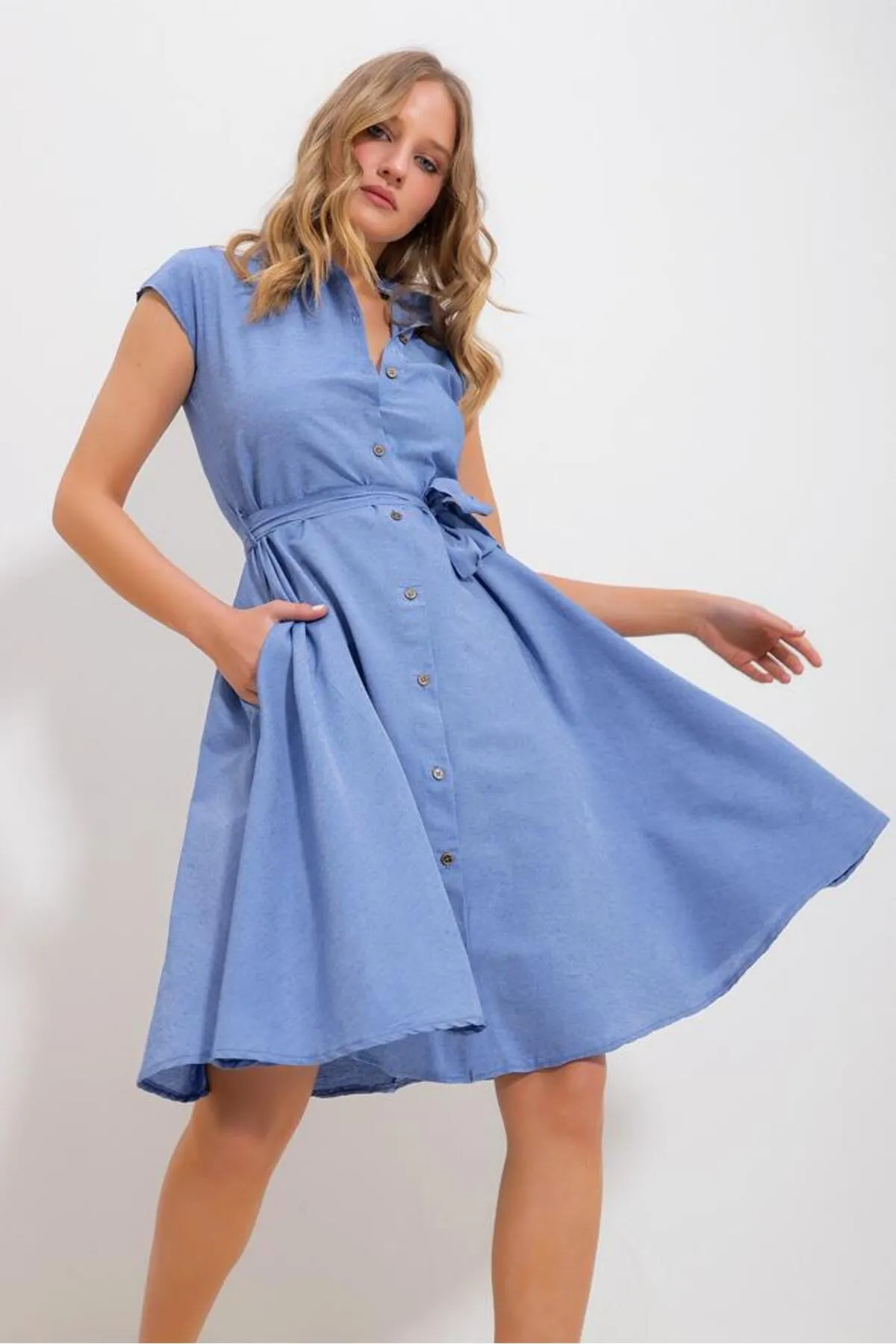 Trend Alaçatı Stili  Blaues ärmelloses Hemdkleid aus Leinengewebe für Damen ALC-X6056